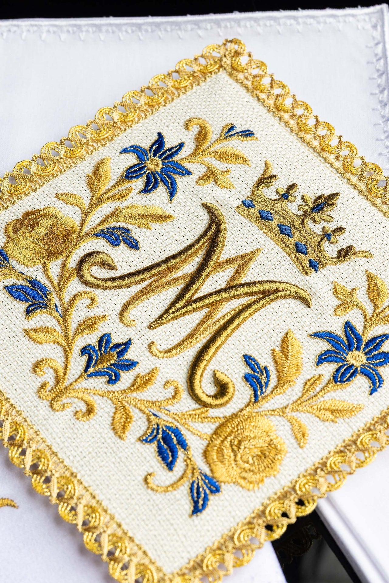 Conjunto de alfaias litúrgicas bordado com símbolo mariano