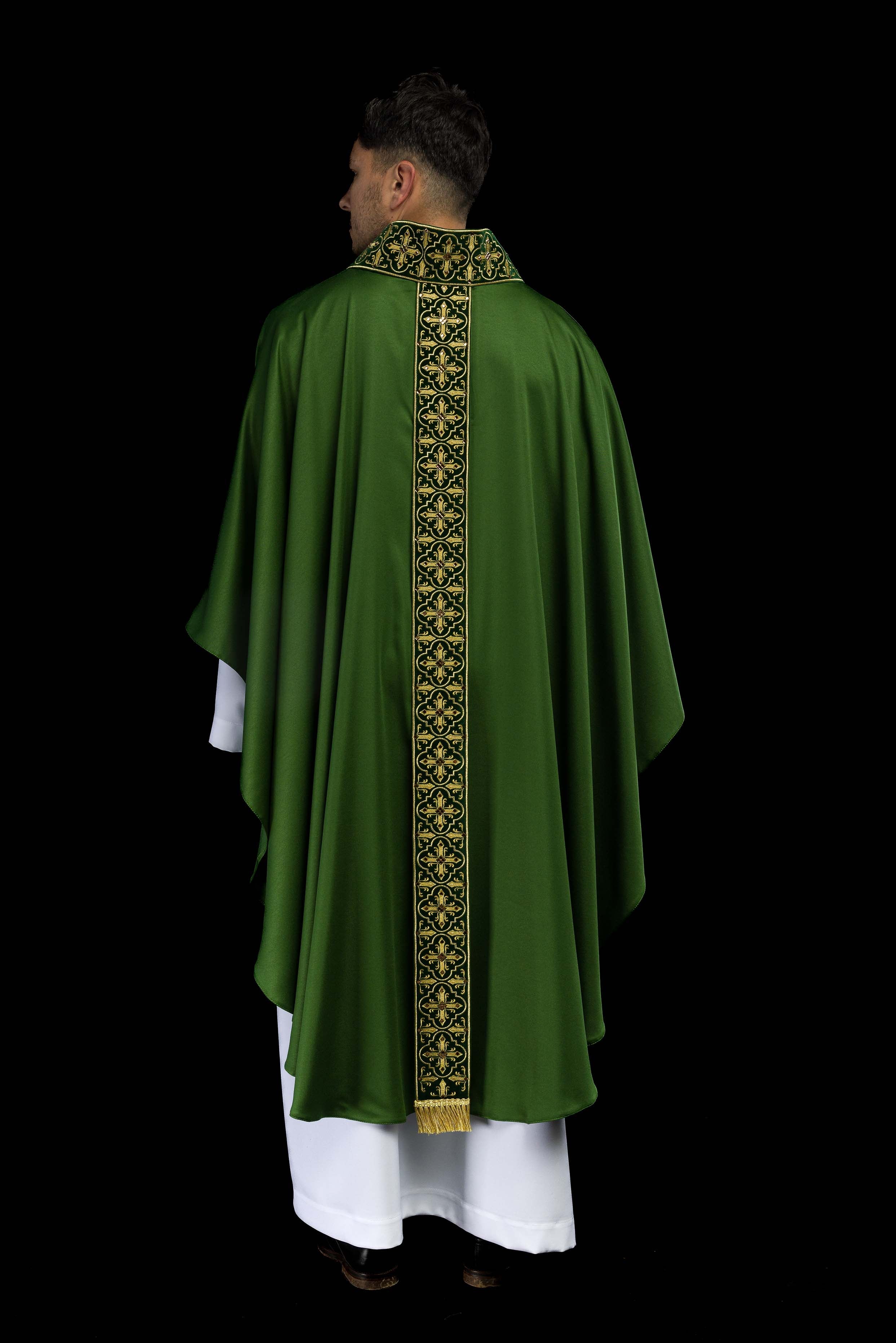 Casula verde com faixa bordada pendente e 500 pedras - chasubles.com.br