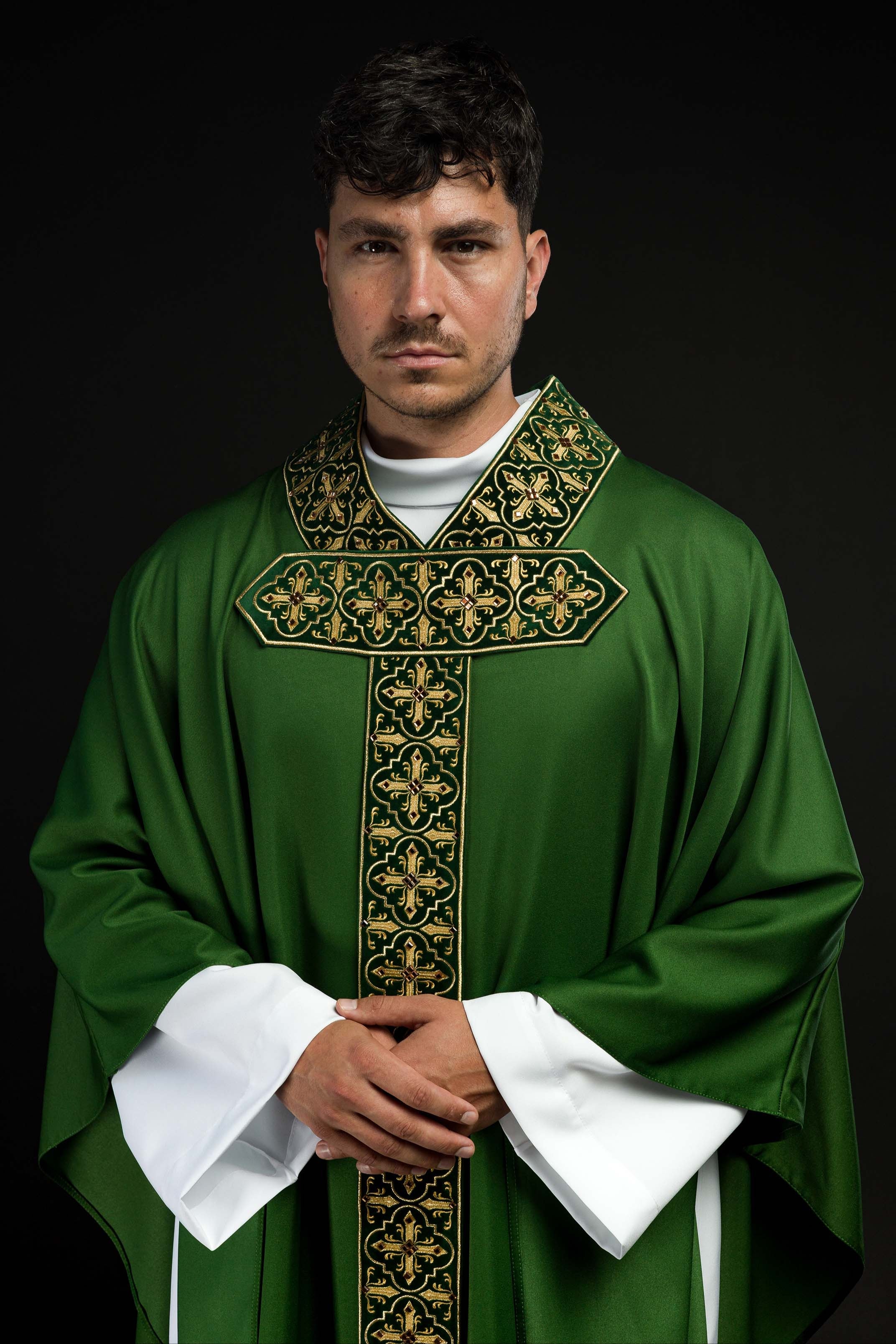 Casula verde com faixa bordada pendente e 500 pedras - chasubles.com.br
