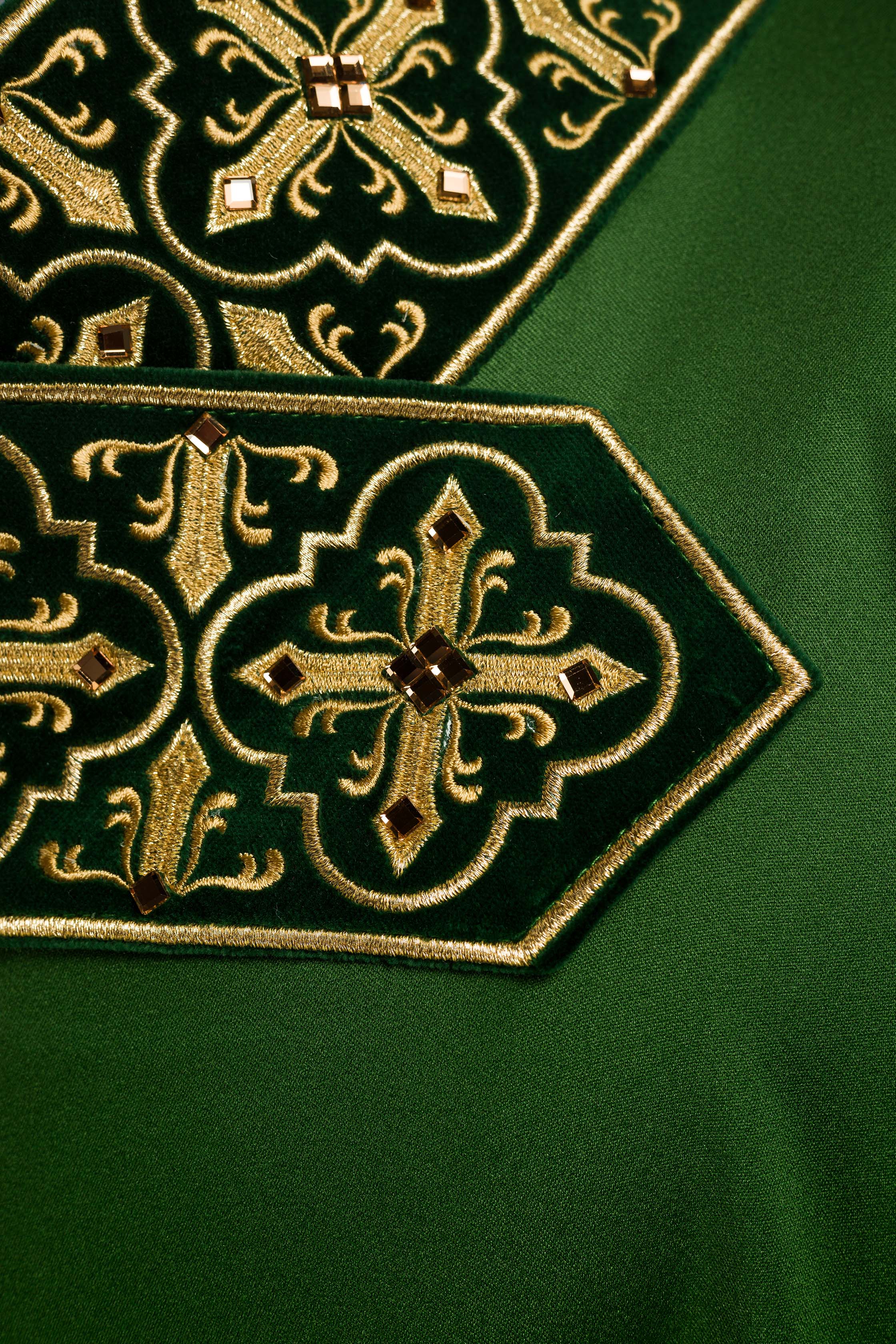 Casula verde com faixa bordada pendente e 500 pedras - chasubles.com.br