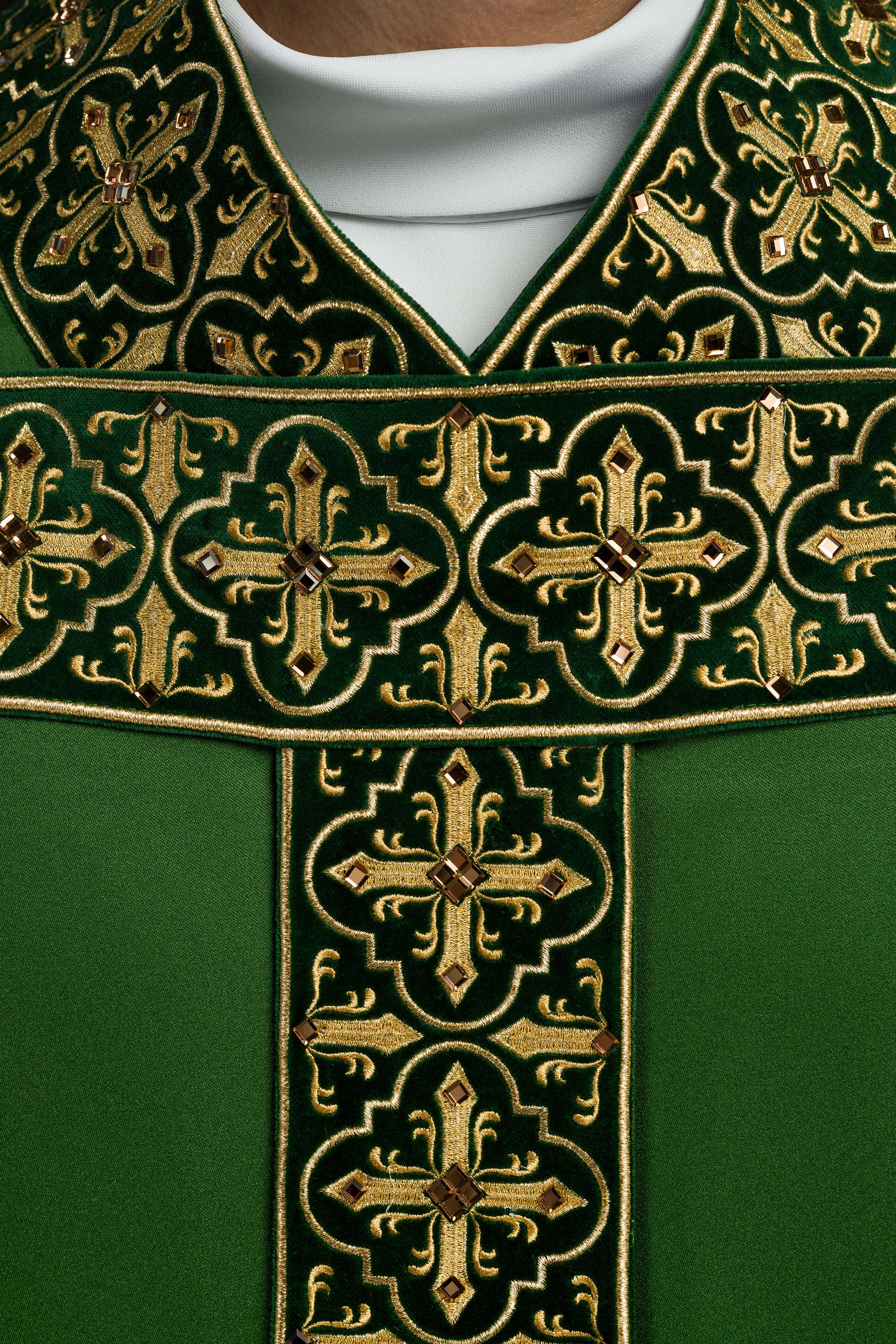 Casula verde com faixa bordada pendente e 500 pedras - chasubles.com.br