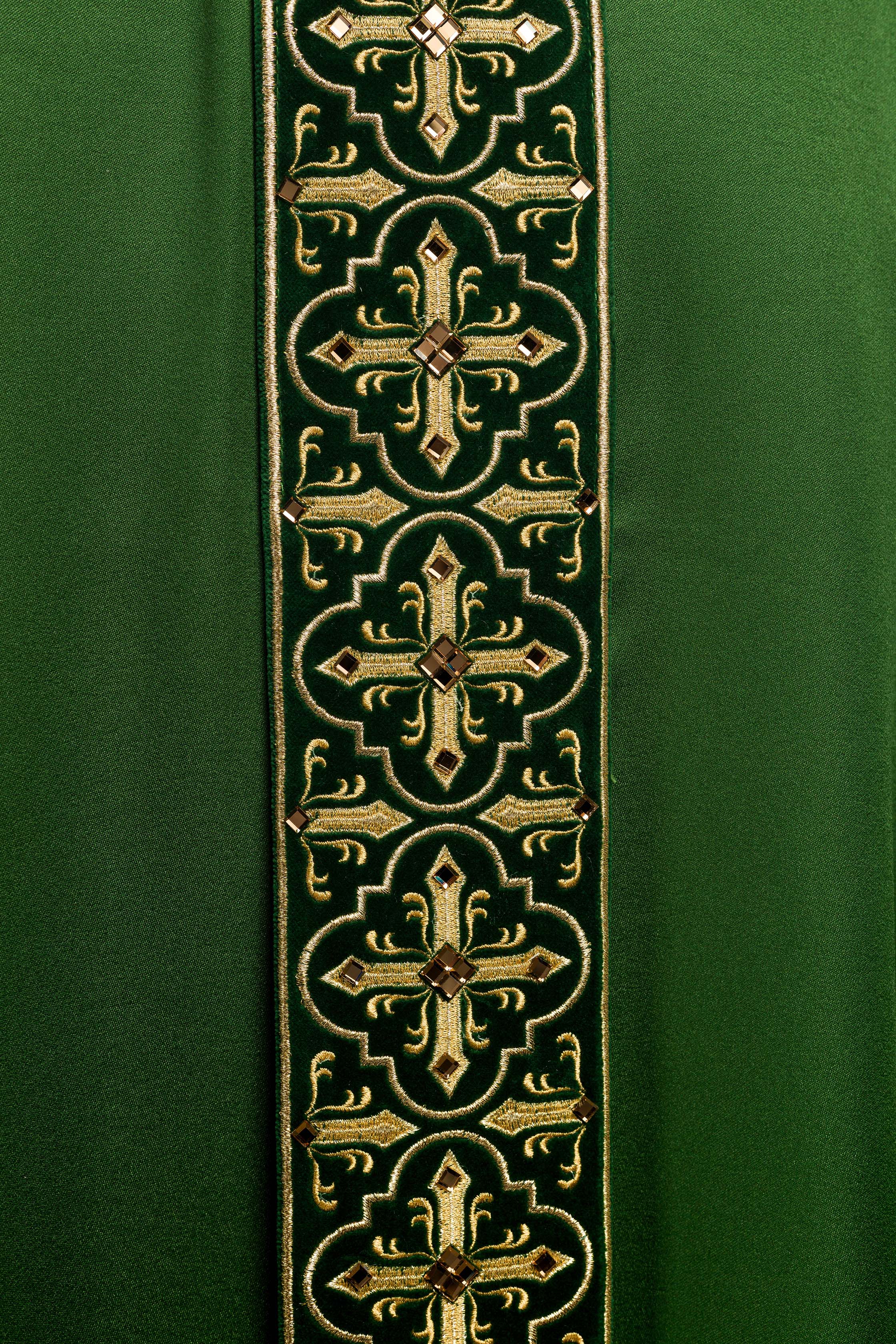 Casula verde com faixa bordada pendente e 500 pedras - chasubles.com.br