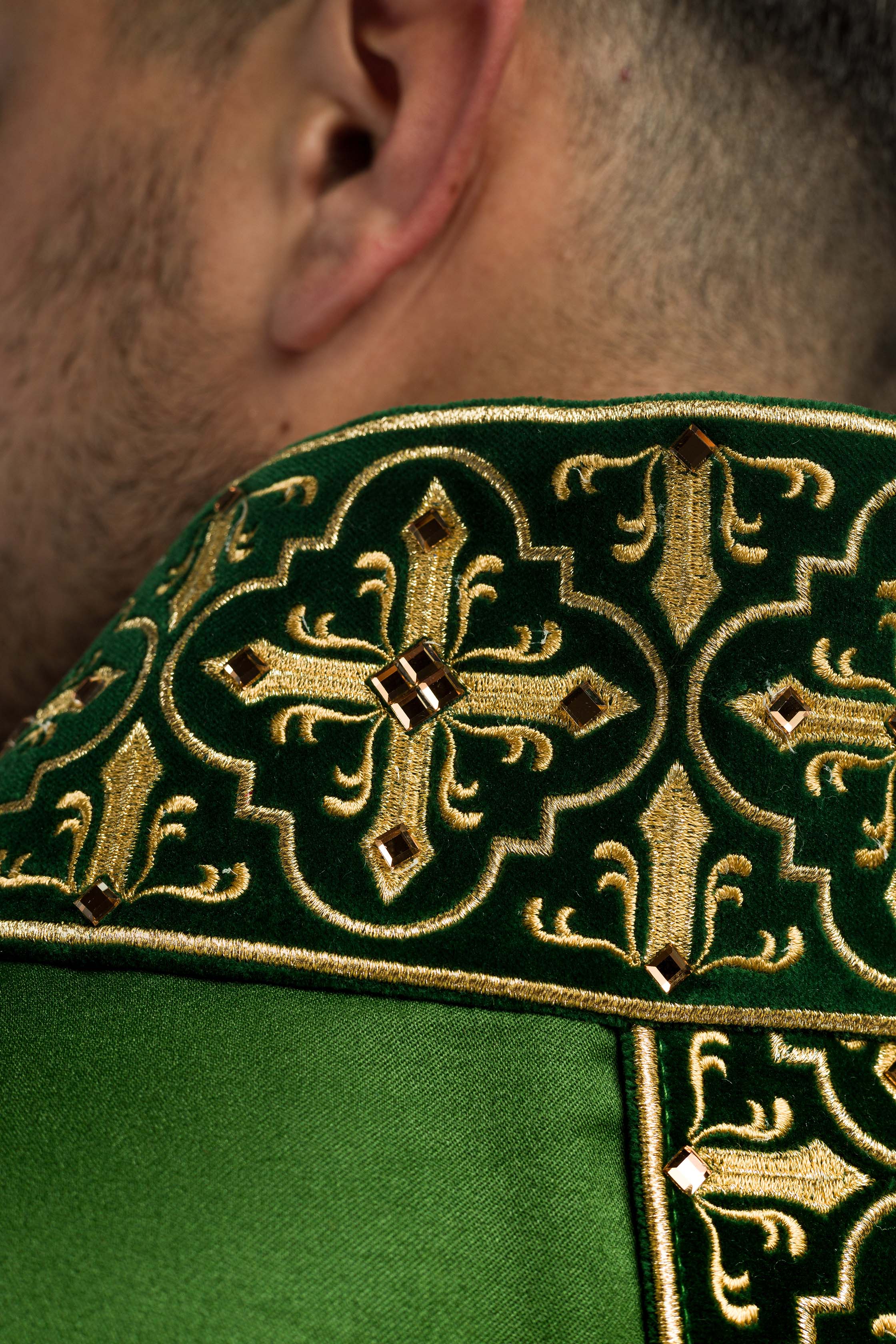 Casula verde com faixa bordada pendente e 500 pedras - chasubles.com.br