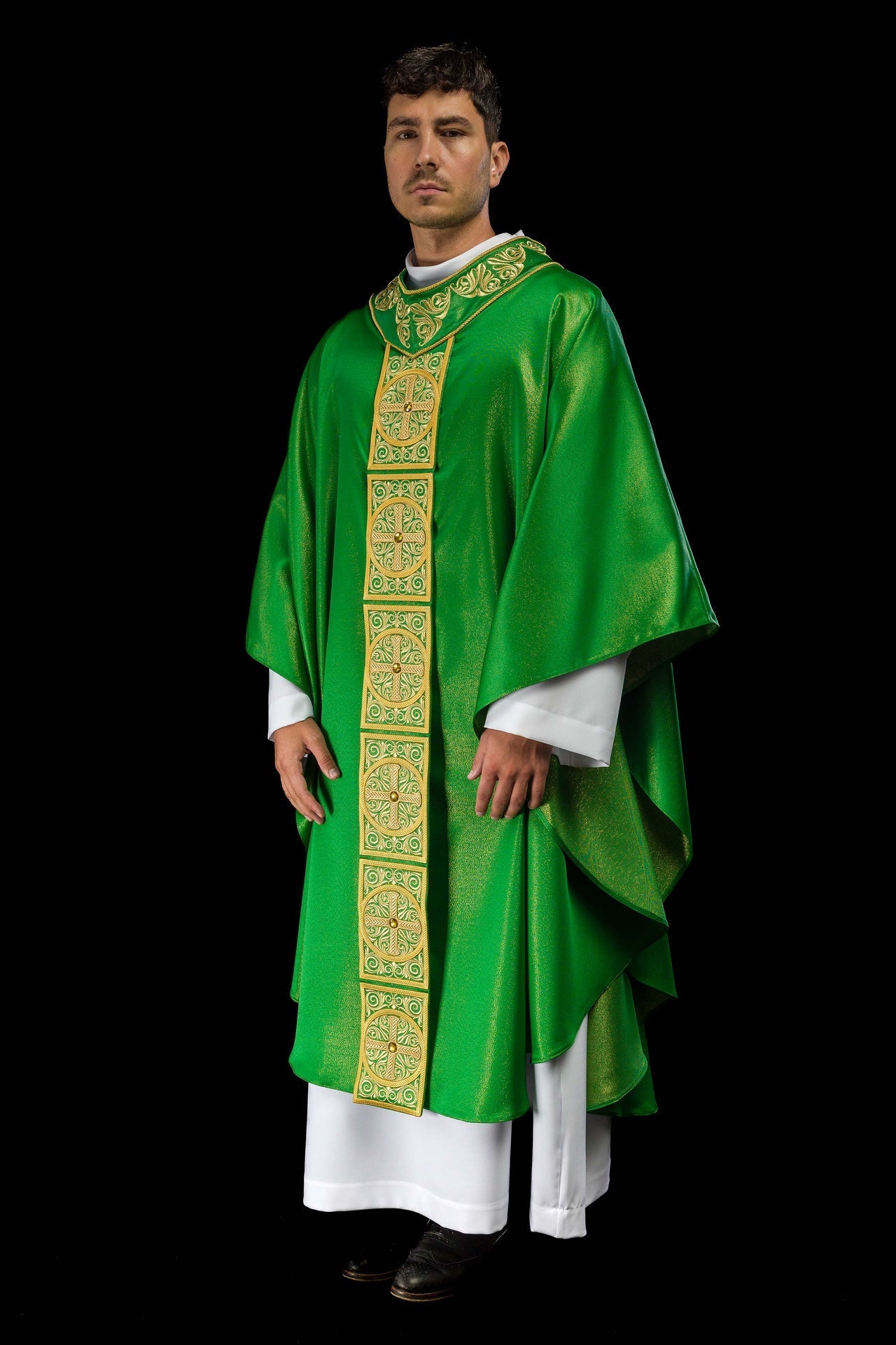 Casula verde ricamente bordada e decorada com pedras