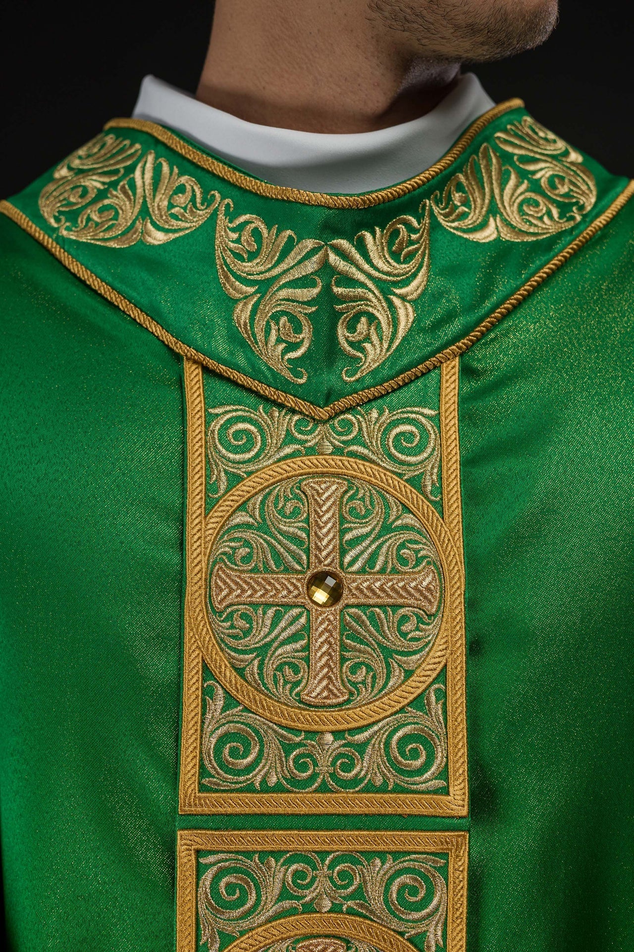 Casula verde ricamente bordada e decorada com pedras