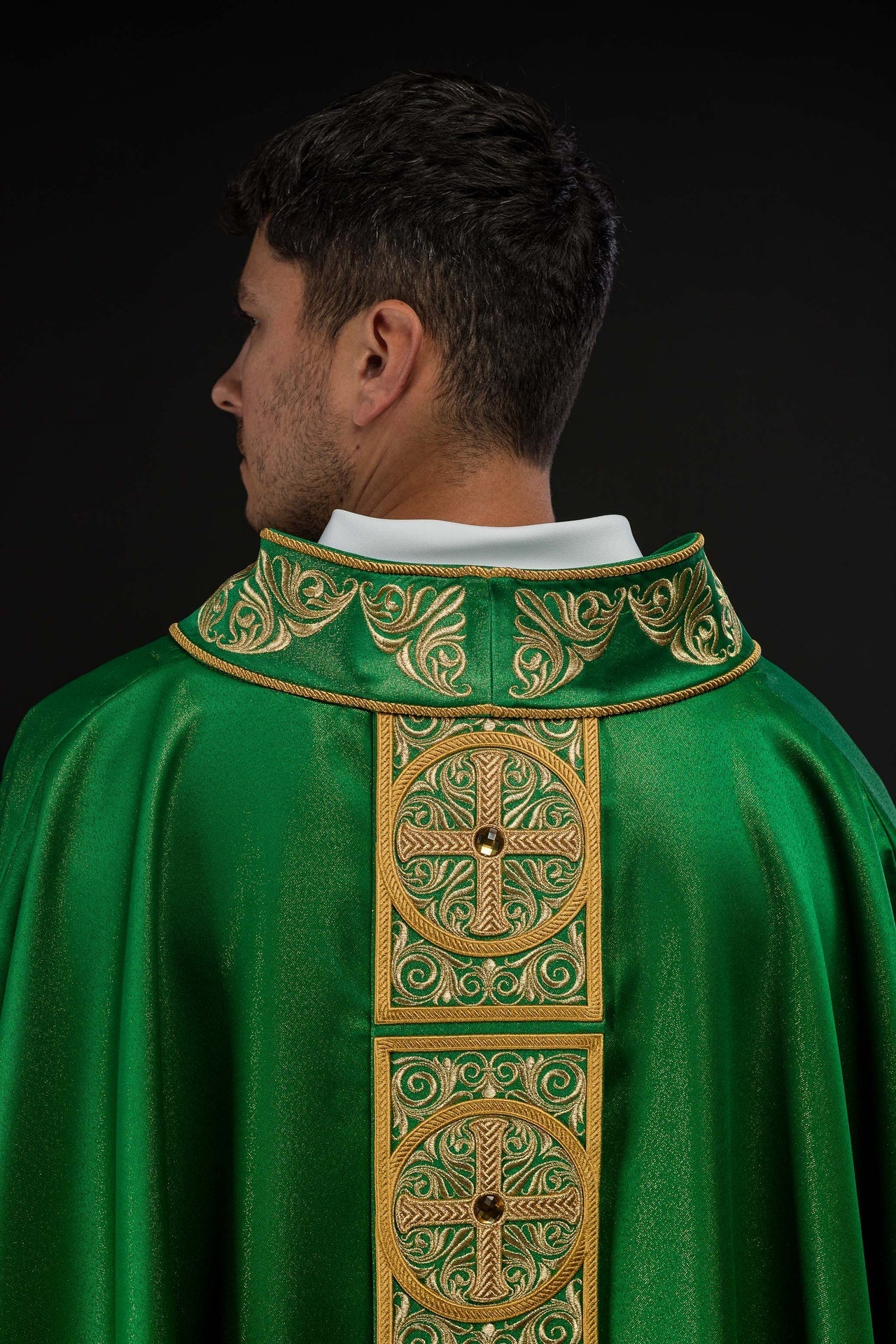 Casula verde ricamente bordada e decorada com pedras