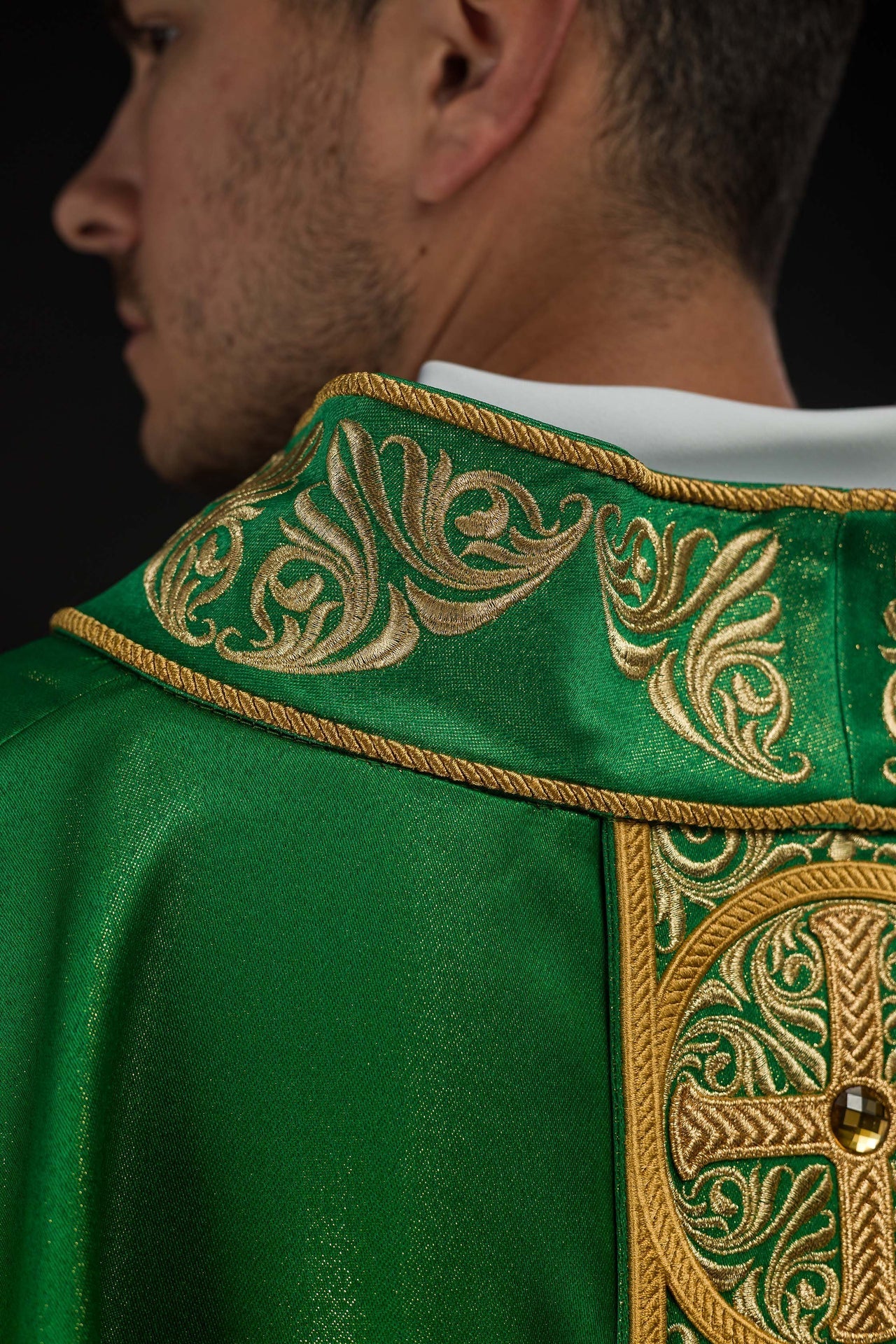 Casula verde ricamente bordada e decorada com pedras