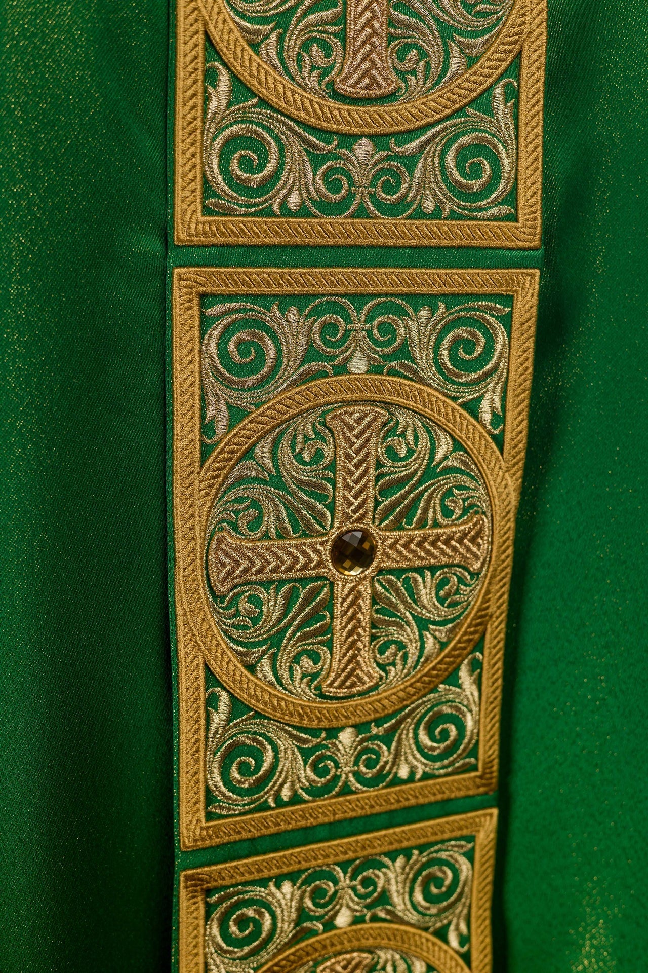 Casula verde ricamente bordada e decorada com pedras