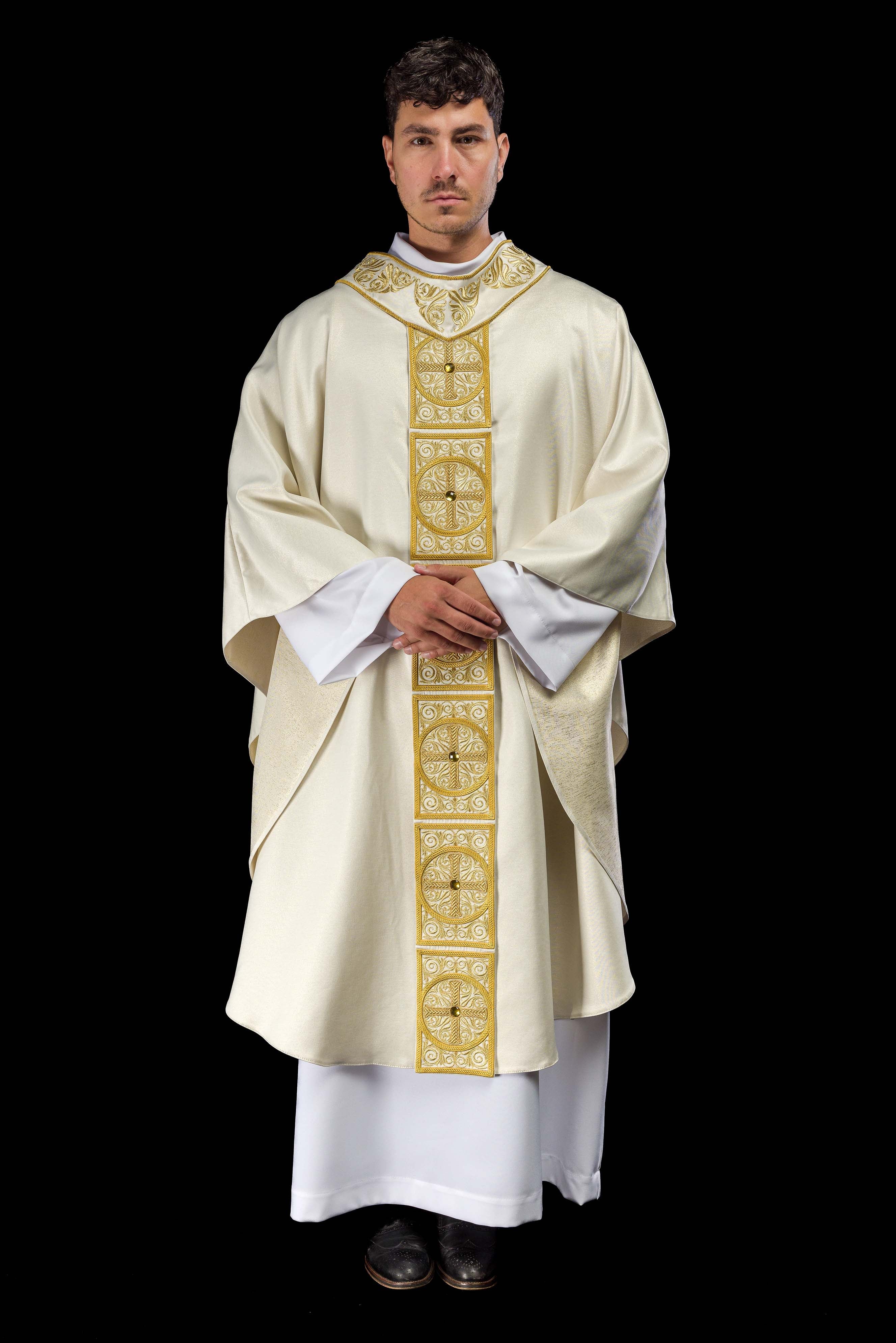 Casula dourada ricamente bordada e decorada com pedras - chasubles.com.br