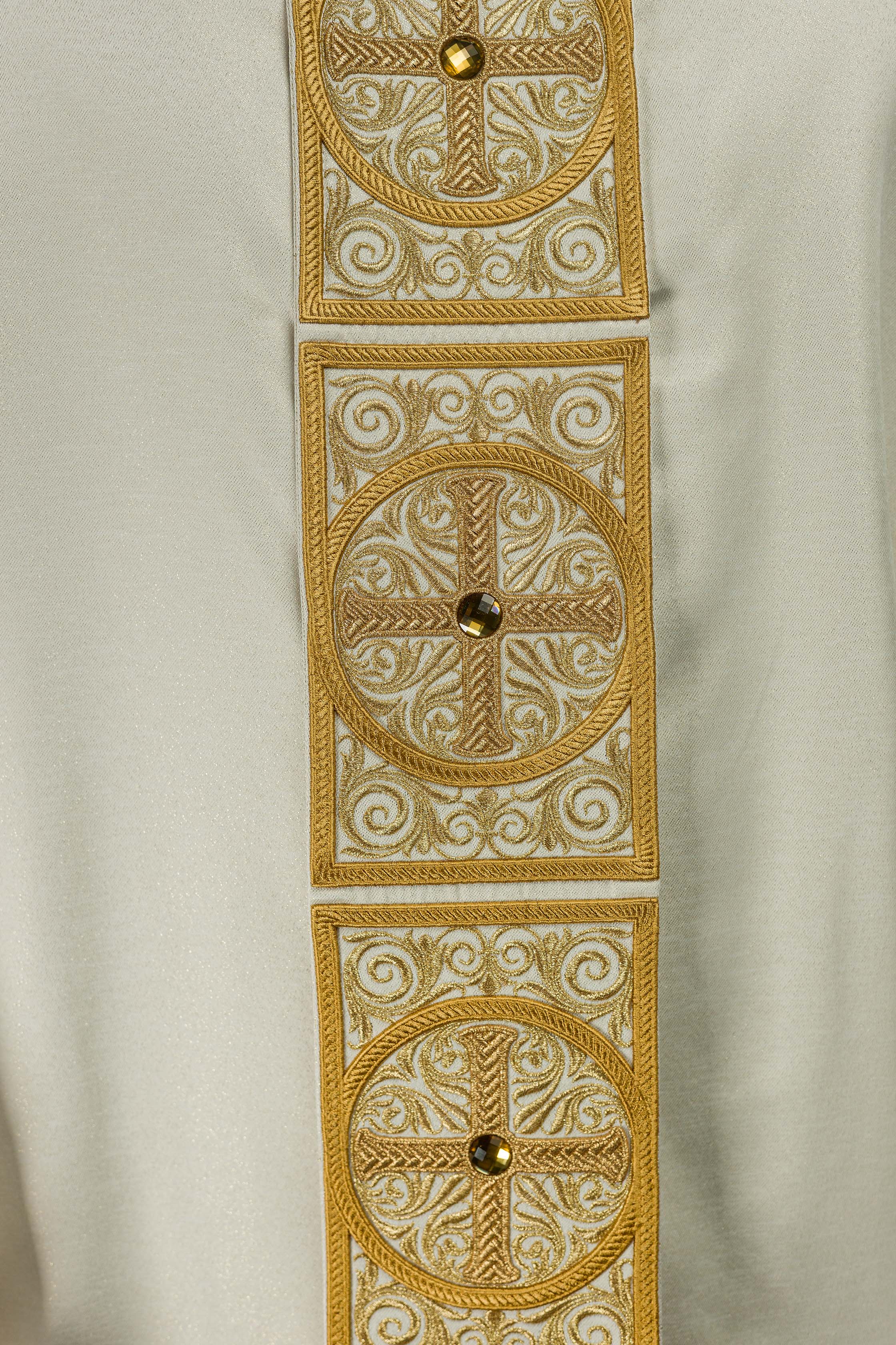 Casula dourada ricamente bordada e decorada com pedras - chasubles.com.br