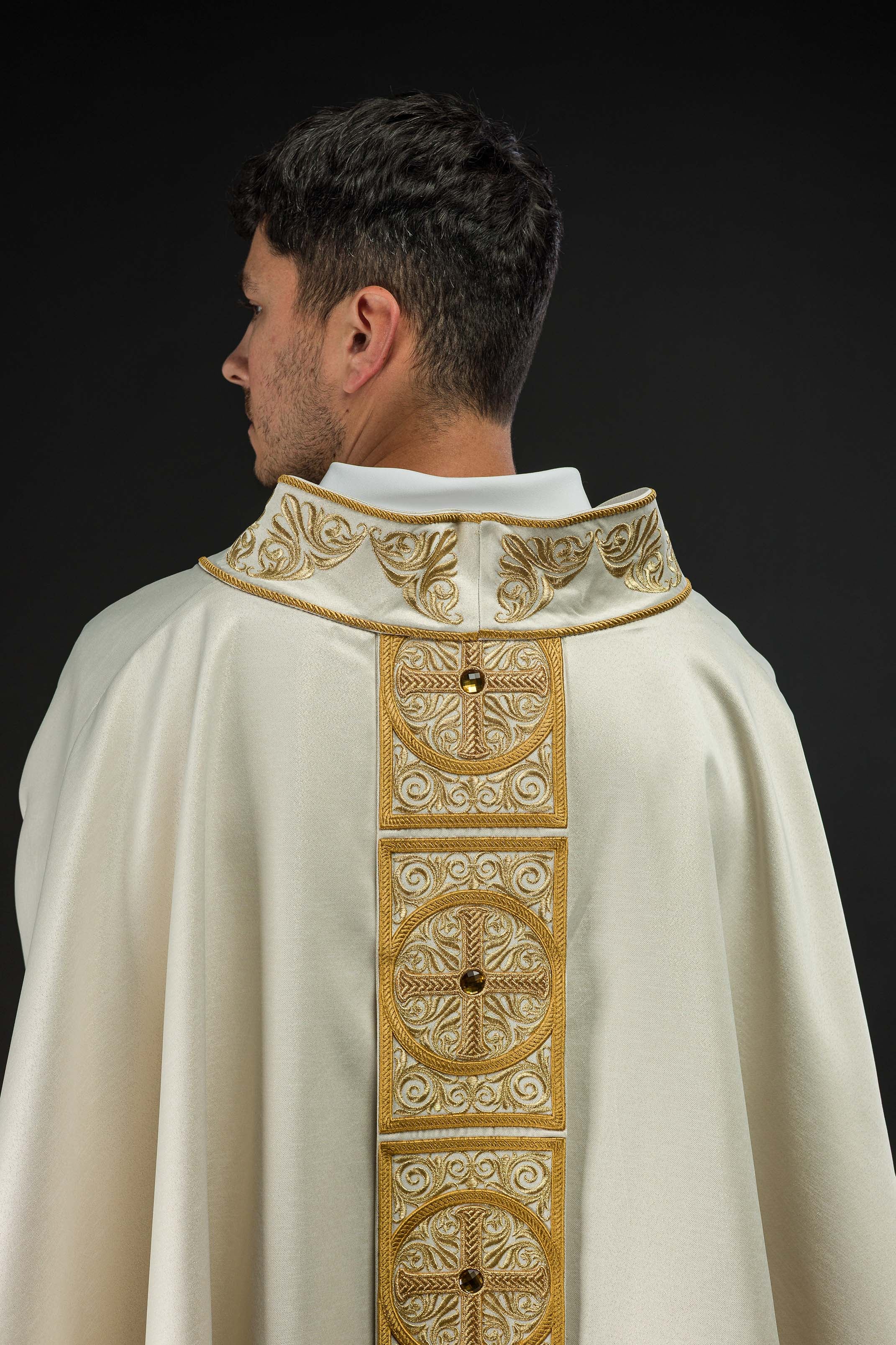 Casula dourada ricamente bordada e decorada com pedras - chasubles.com.br