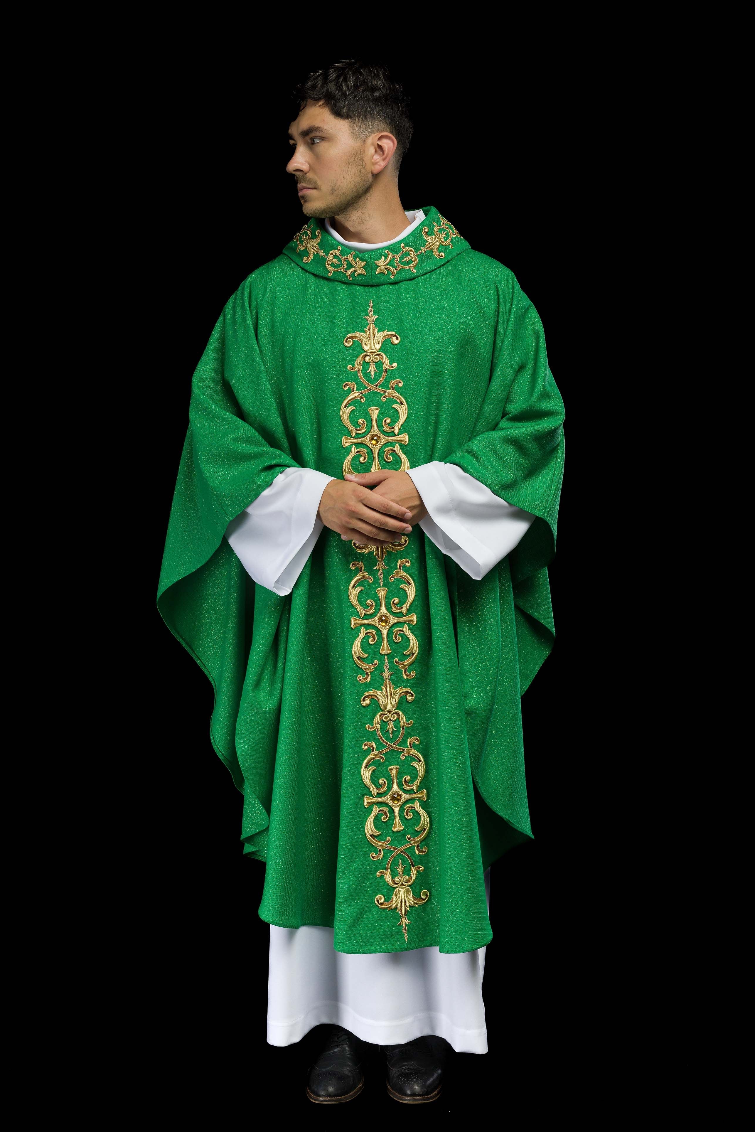 Casula verde ricamente bordada com pedras