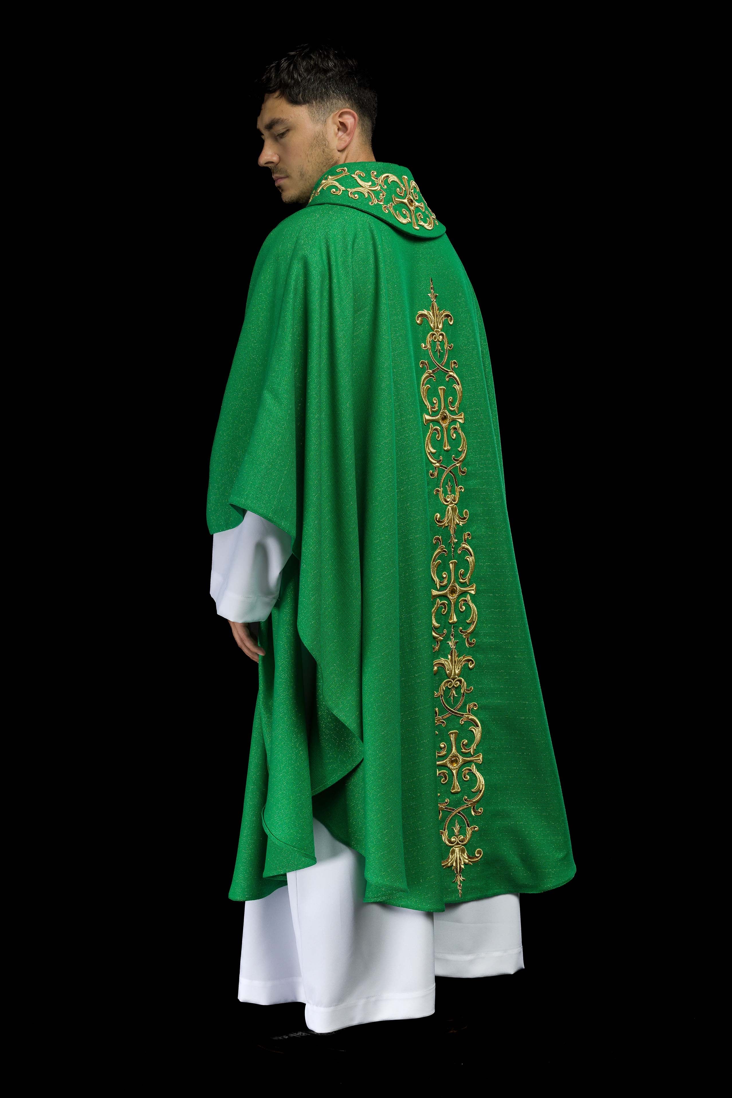 Casula verde ricamente bordada com pedras