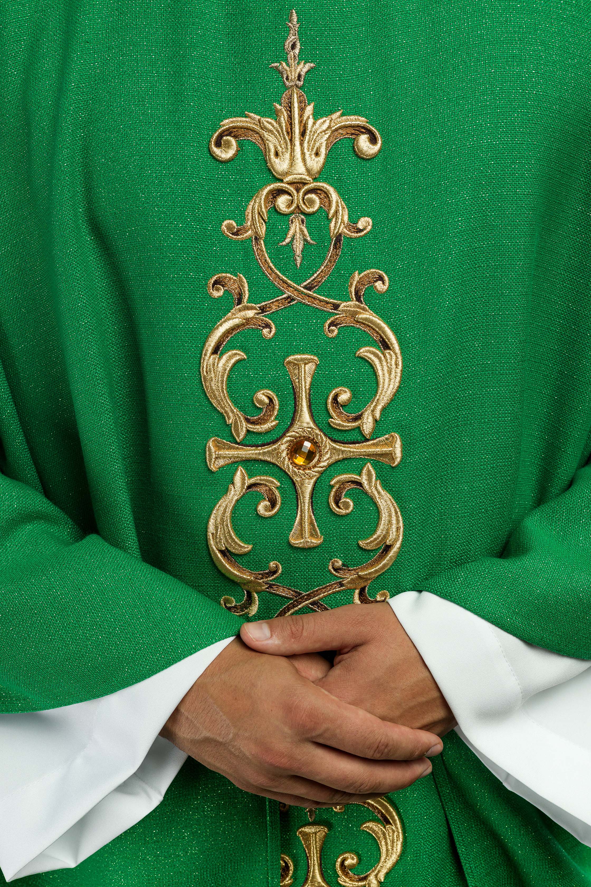 Casula verde ricamente bordada com pedras