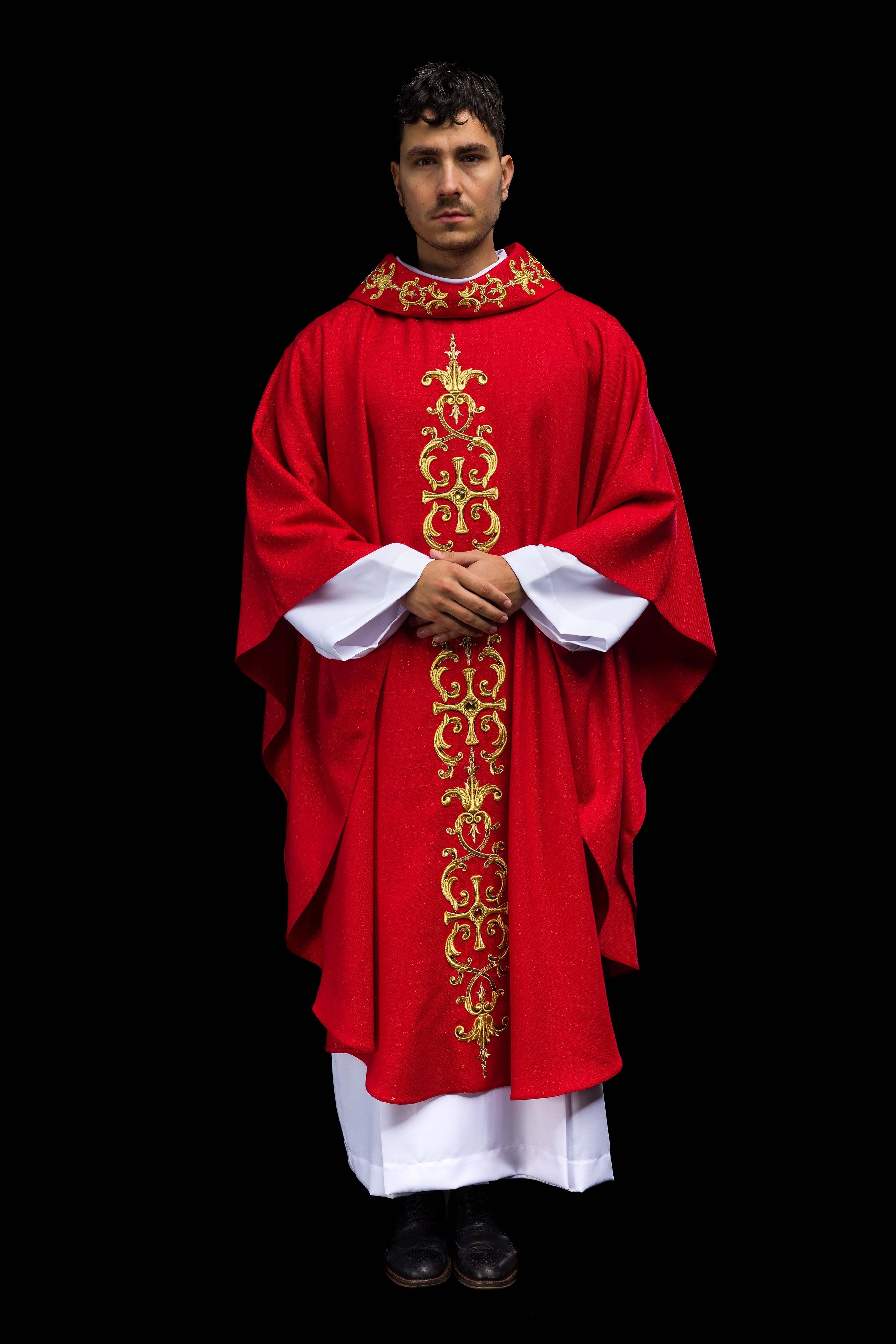 Casula vermelha ricamente bordada com pedras - chasubles.com.br