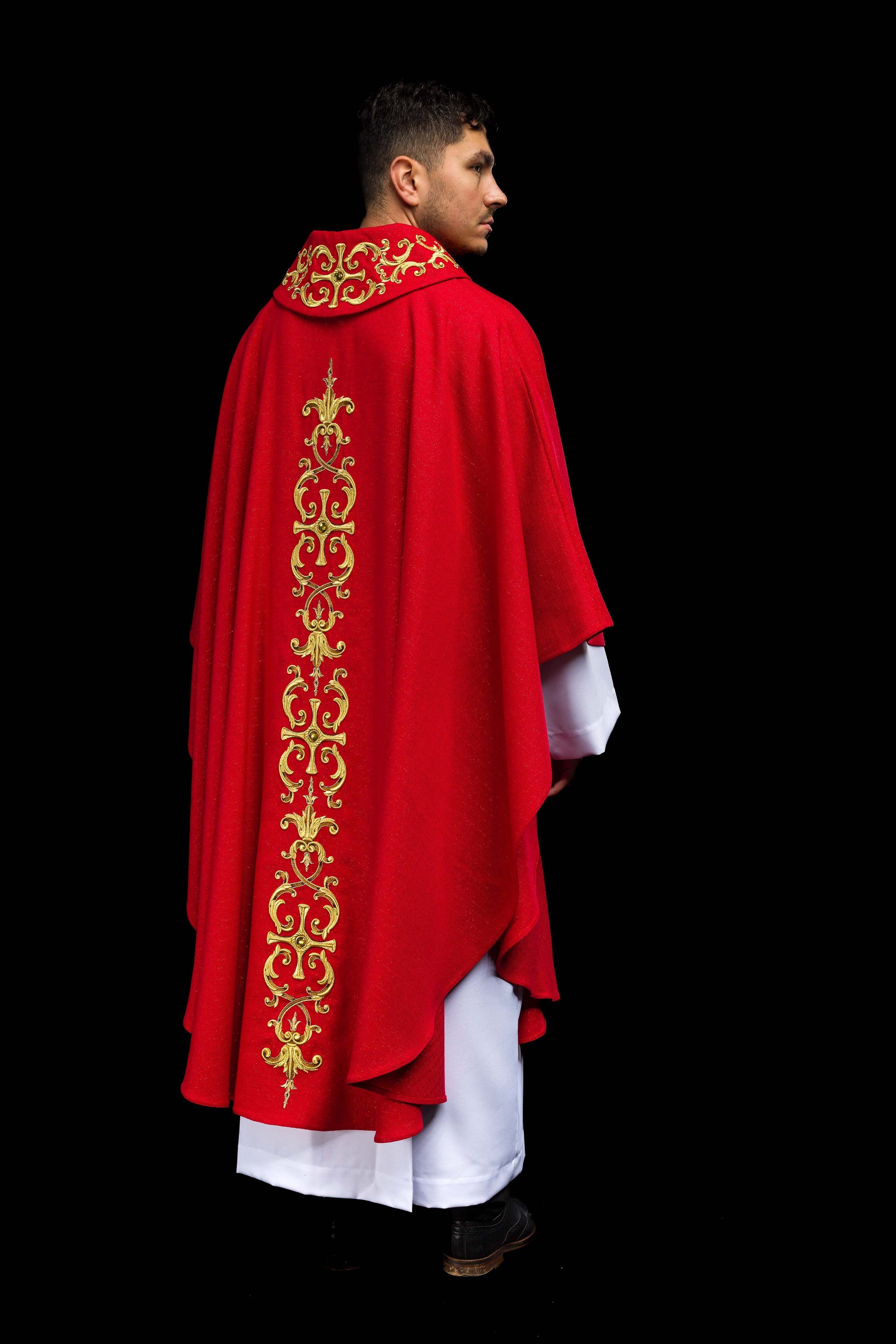 Casula vermelha ricamente bordada com pedras - chasubles.com.br