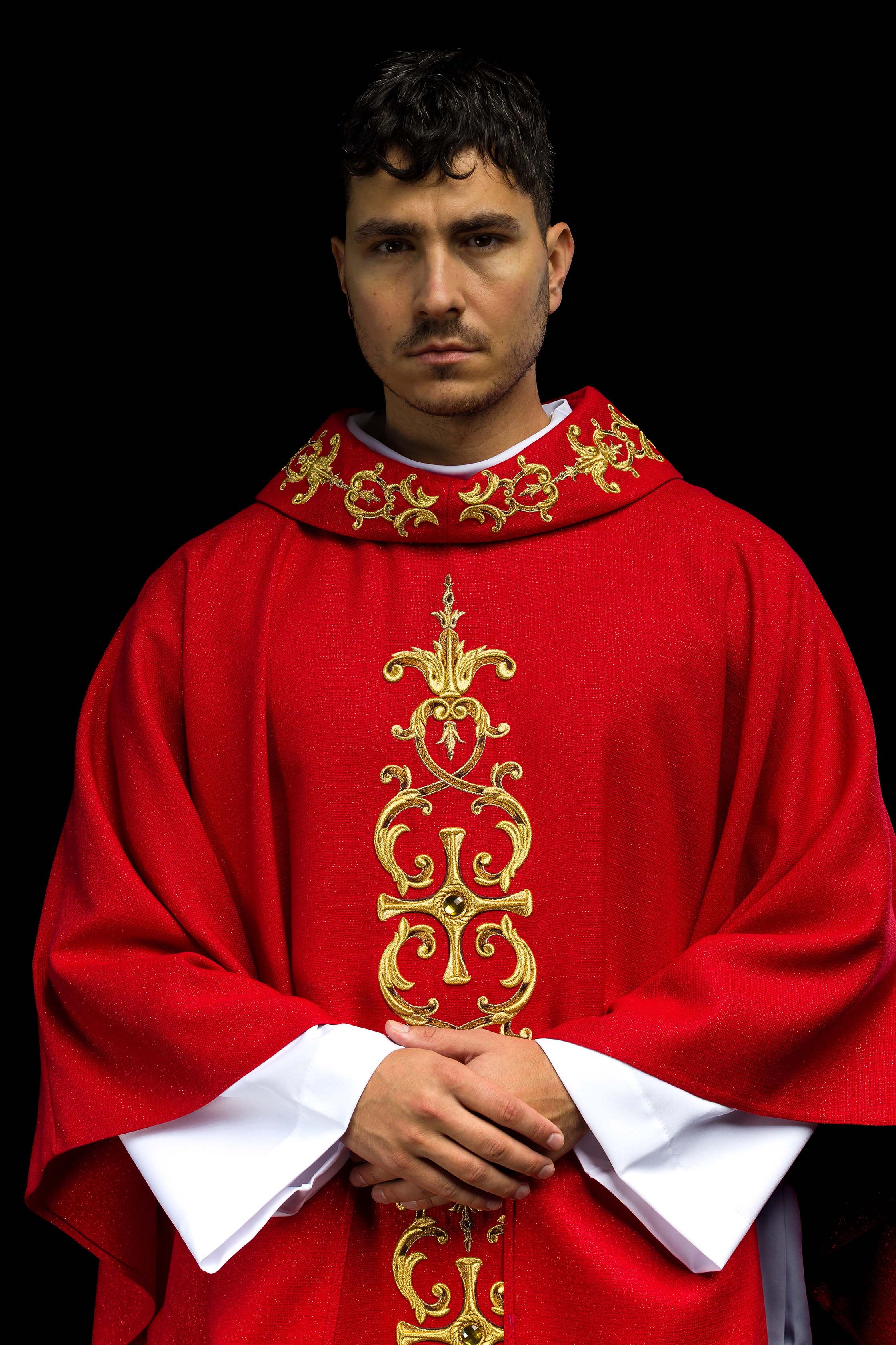 Casula vermelha ricamente bordada com pedras - chasubles.com.br