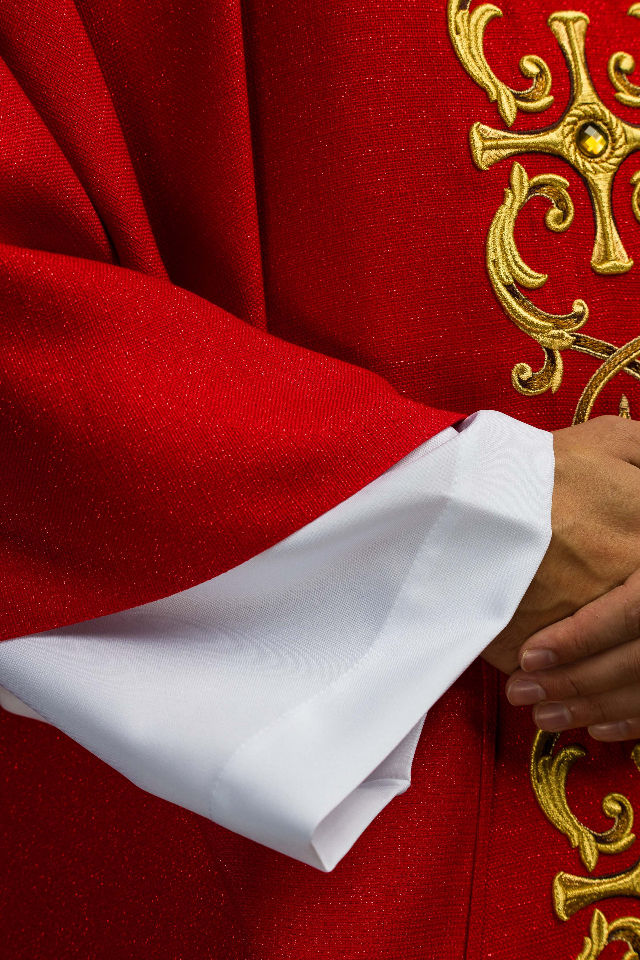 Casula vermelha ricamente bordada com pedras - chasubles.com.br