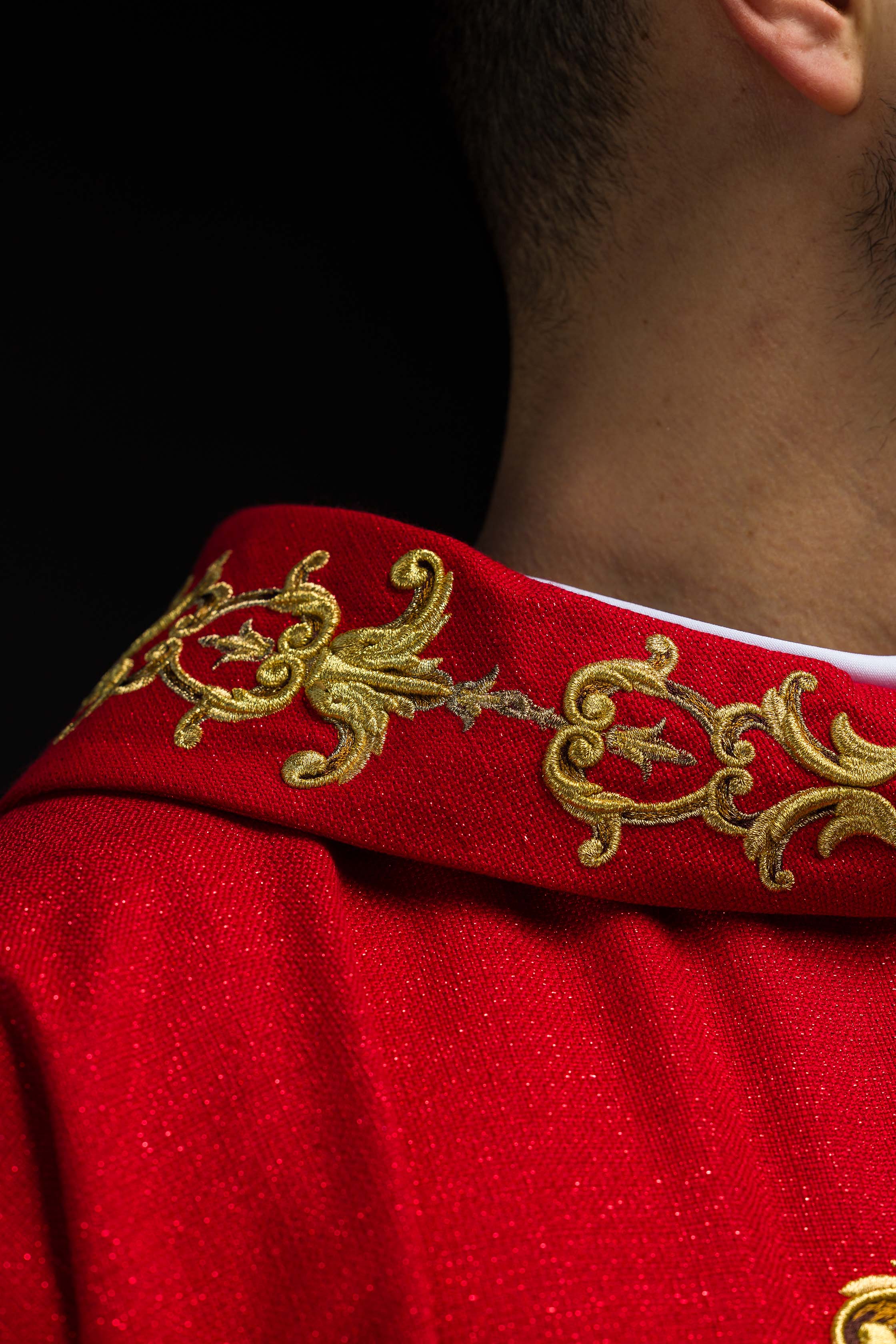 Casula vermelha ricamente bordada com pedras - chasubles.com.br