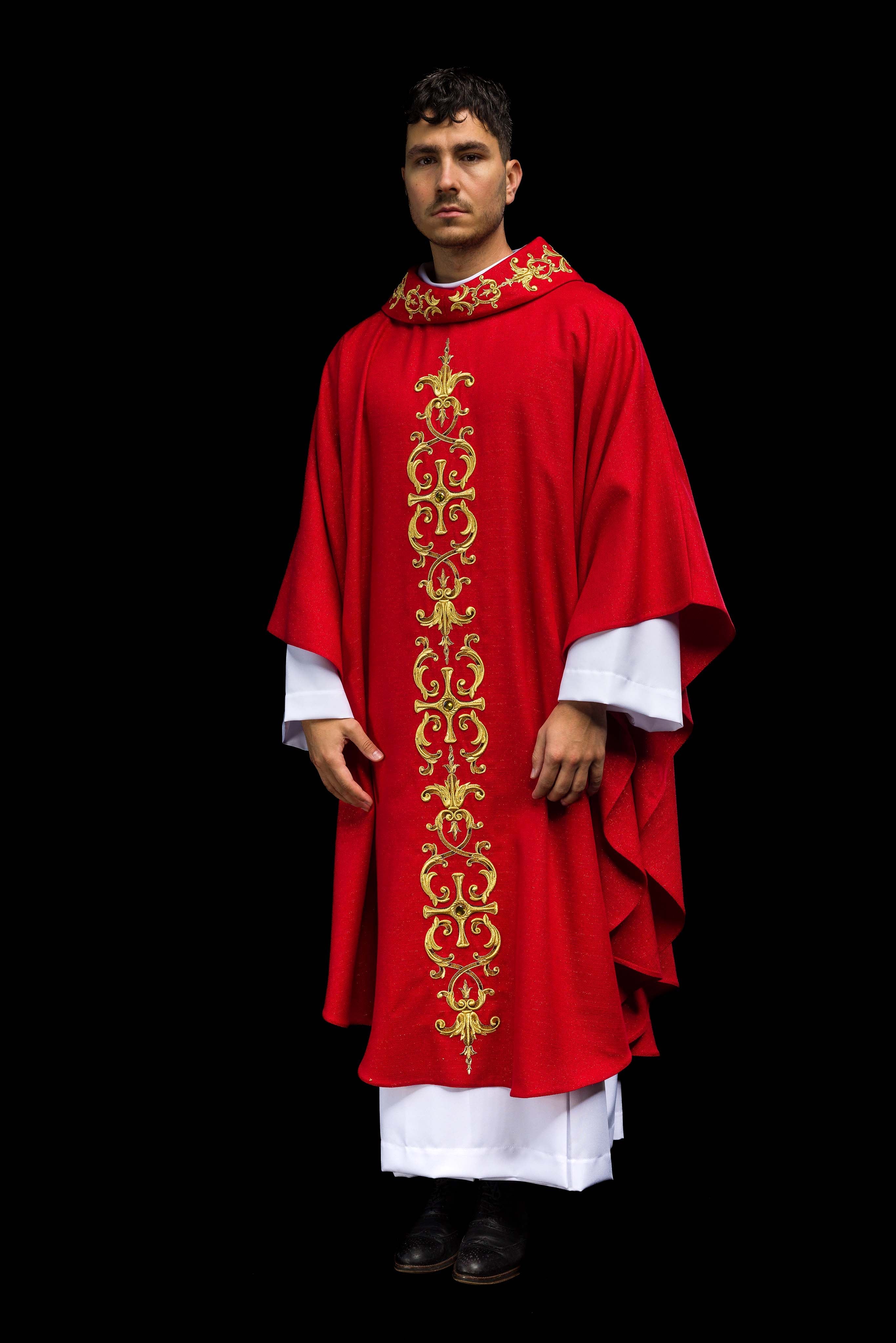Casula vermelha ricamente bordada com pedras - chasubles.com.br