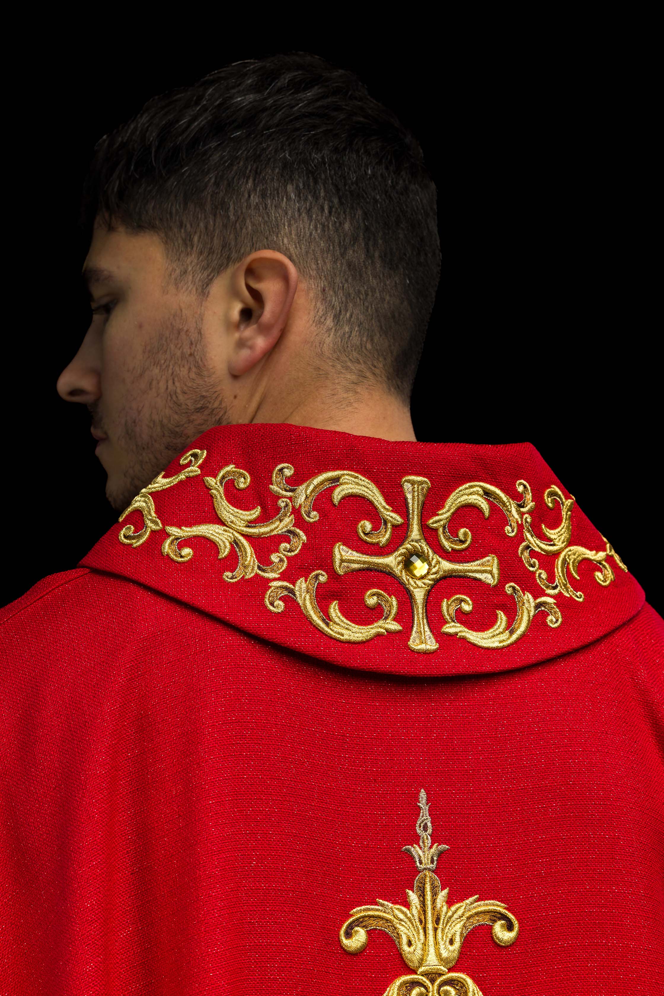 Casula vermelha ricamente bordada com pedras - chasubles.com.br