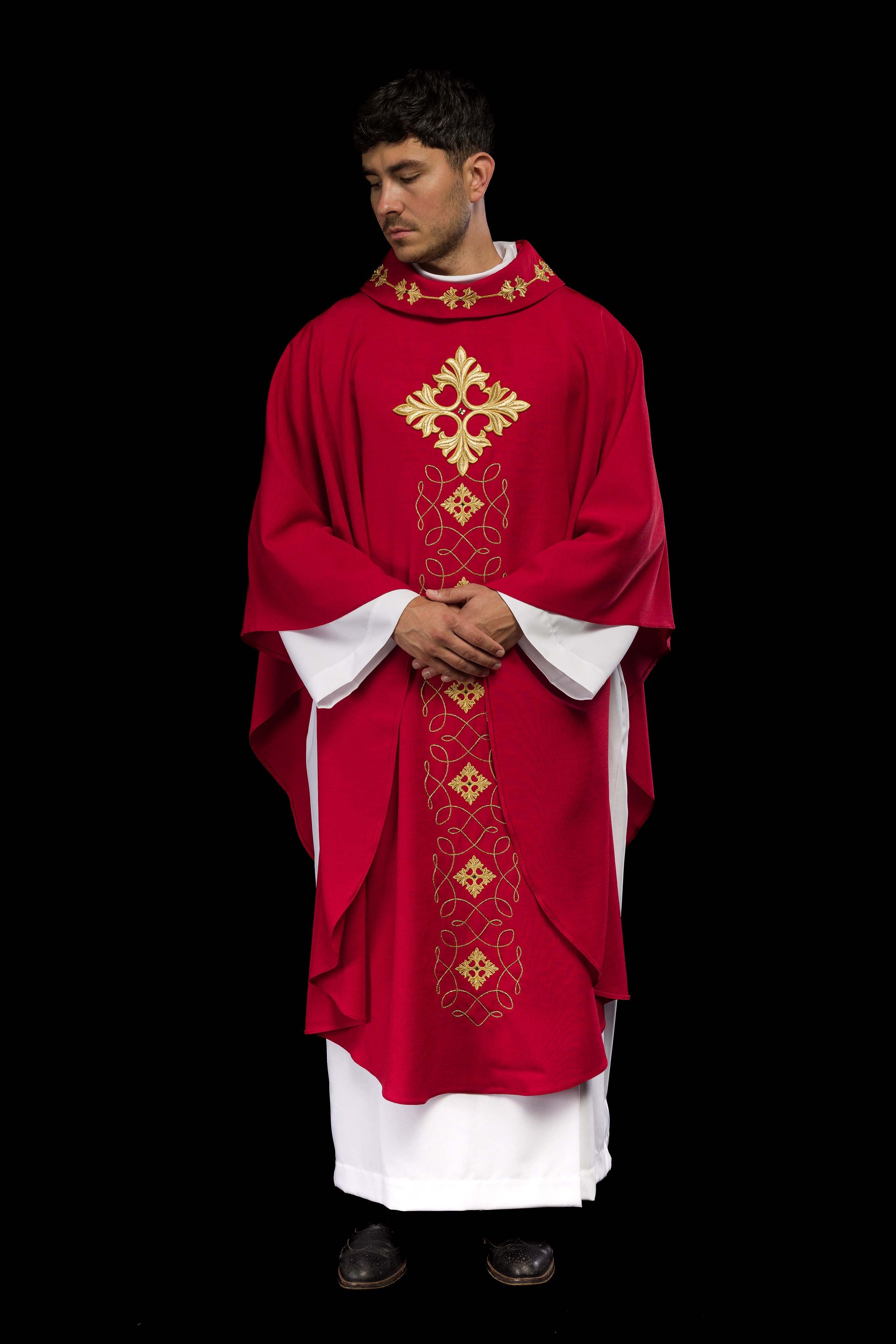 Casula vermelha ricamente bordada com cordão e pedras - chasubles.com.br