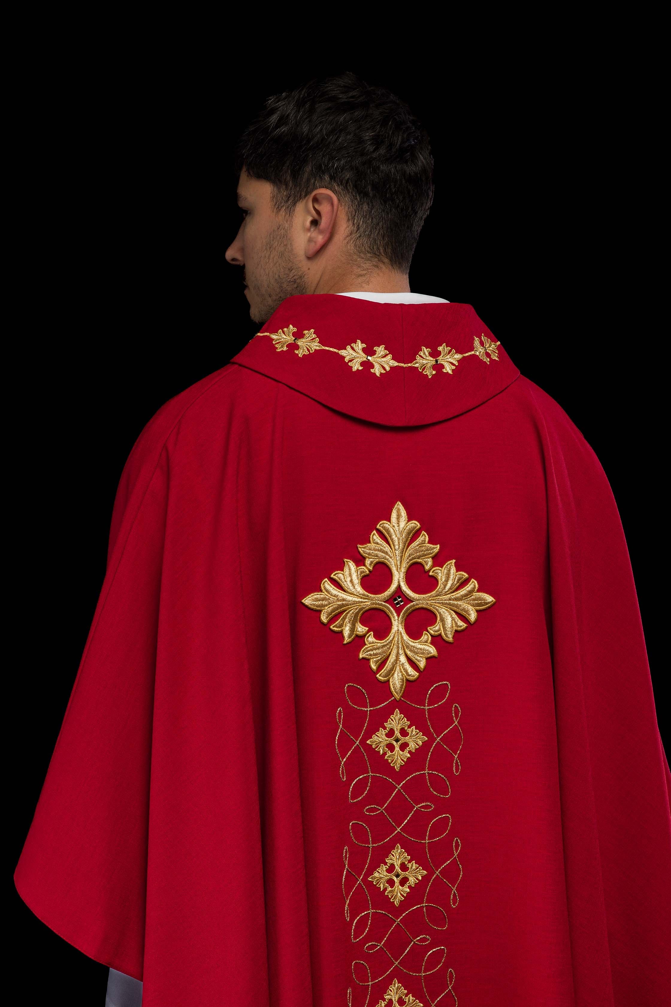 Casula vermelha ricamente bordada com cordão e pedras - chasubles.com.br