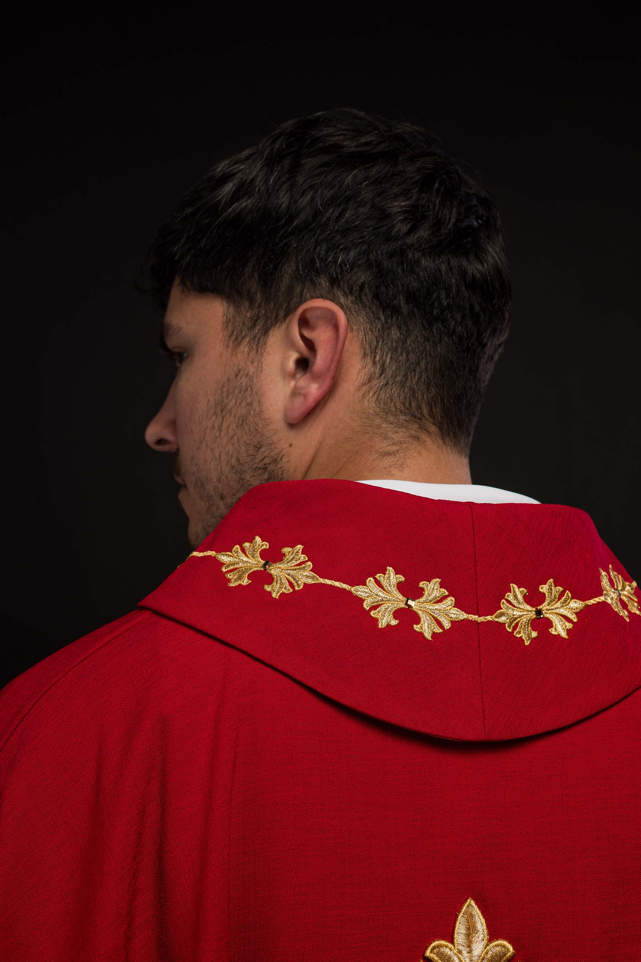 Casula vermelha ricamente bordada com cordão e pedras - chasubles.com.br