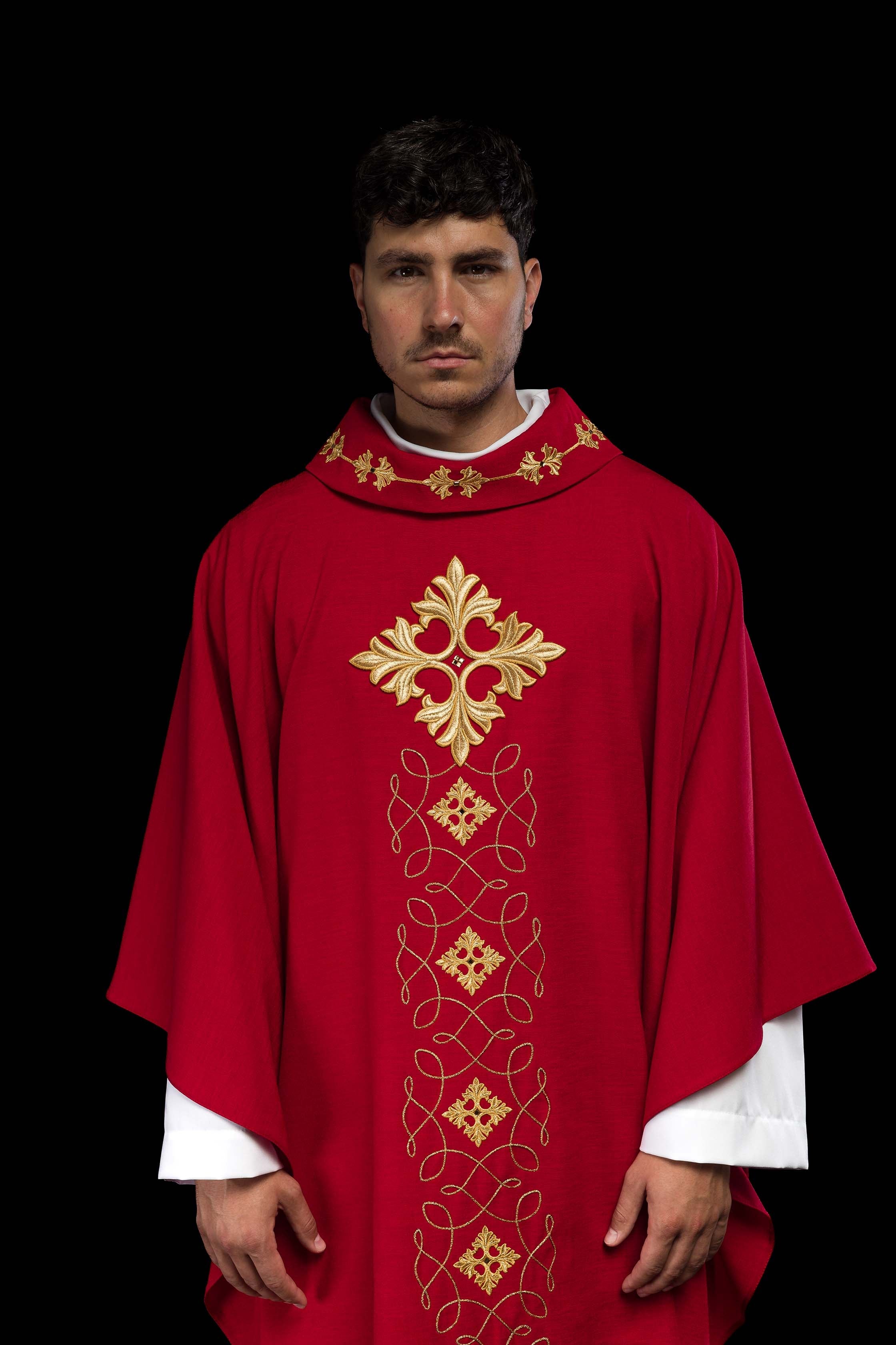 Casula vermelha ricamente bordada com cordão e pedras - chasubles.com.br