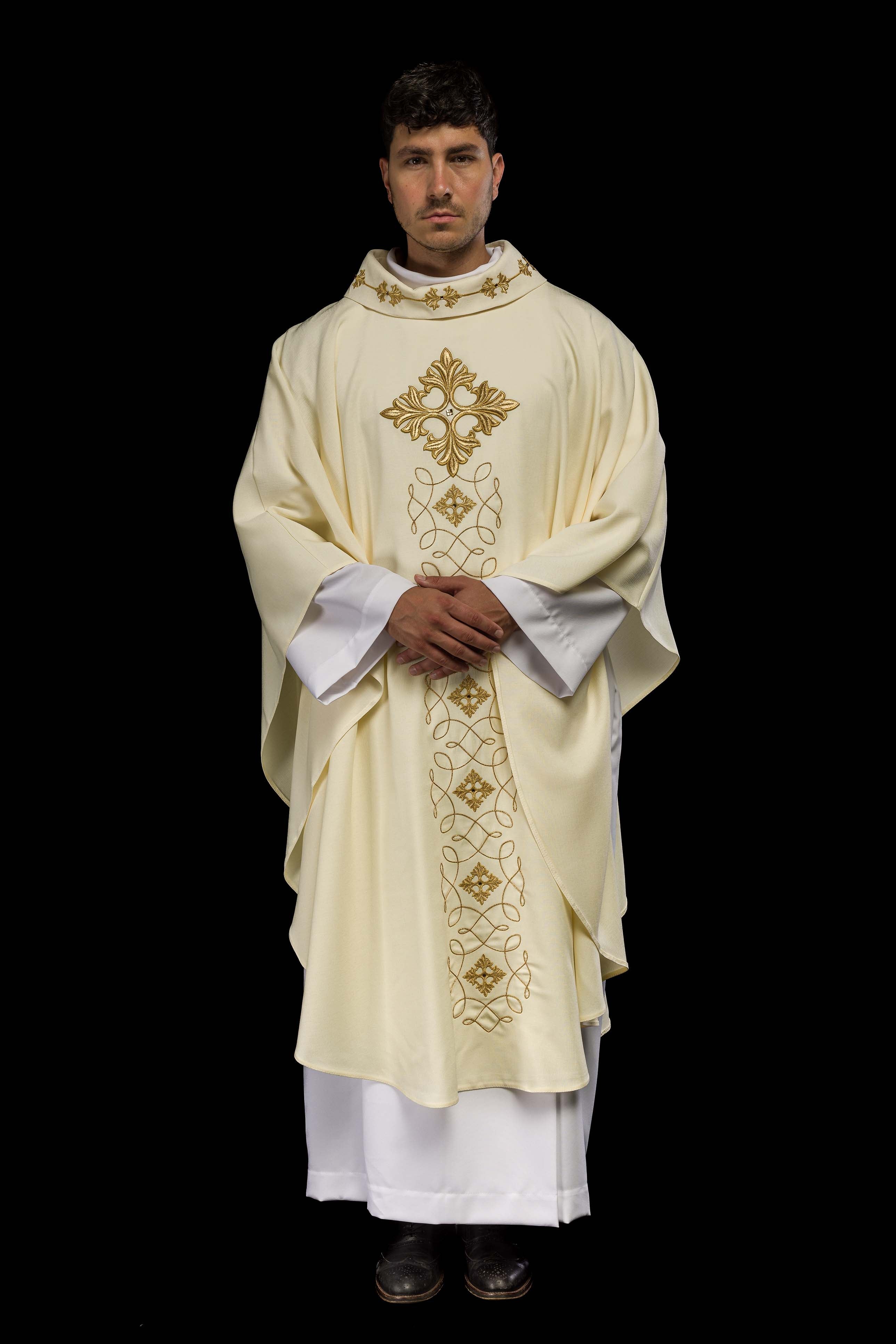Casula ecru bordada com cordão adornado com pedras