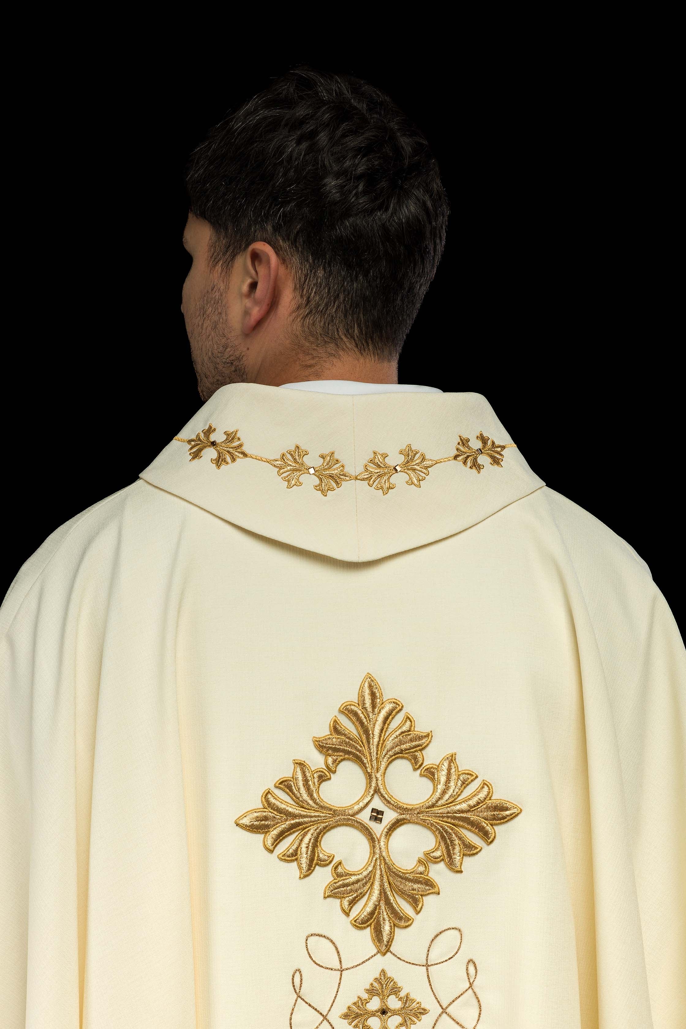 Casula ecru bordada com cordão adornado com pedras