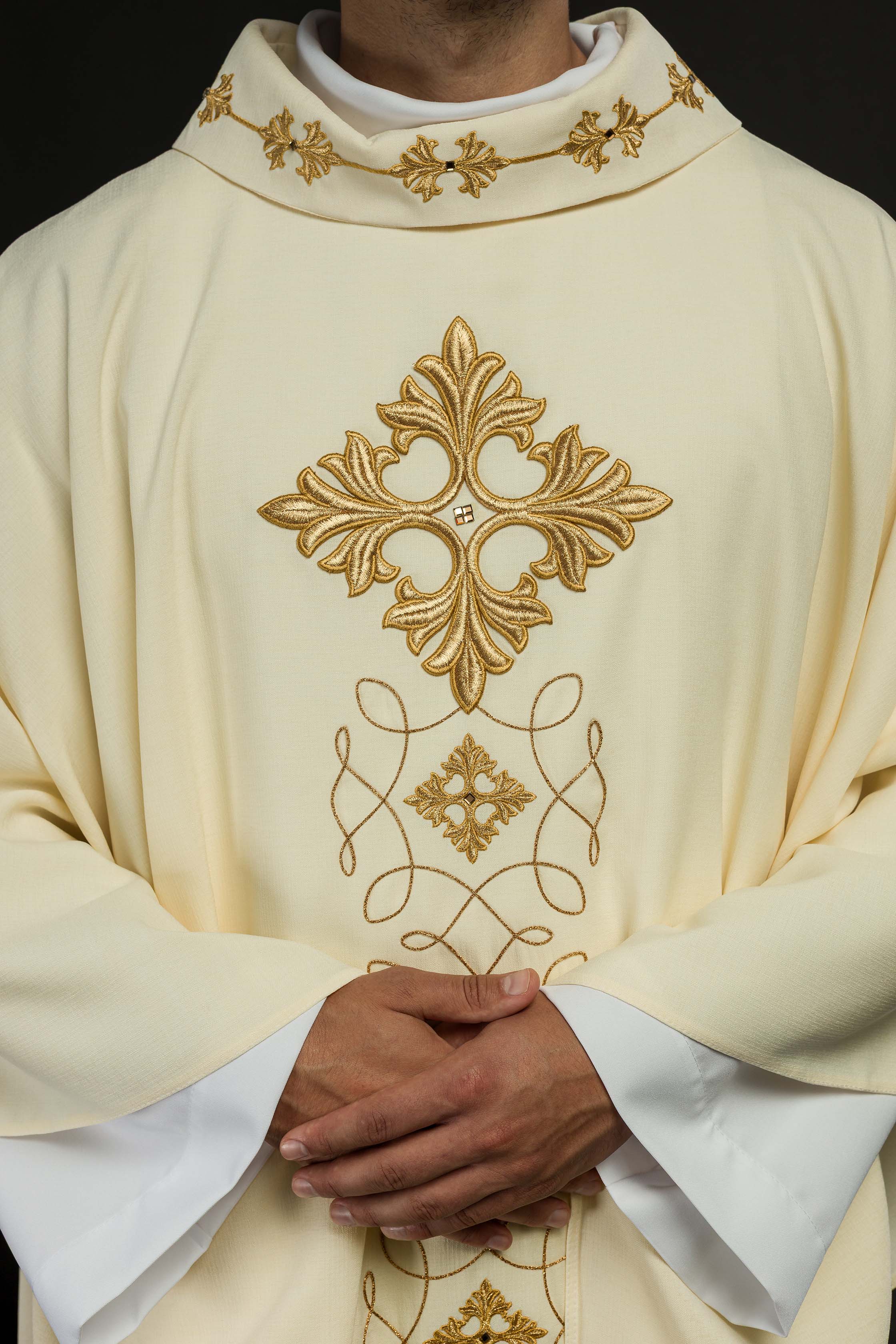 Casula ecru bordada com cordão adornado com pedras