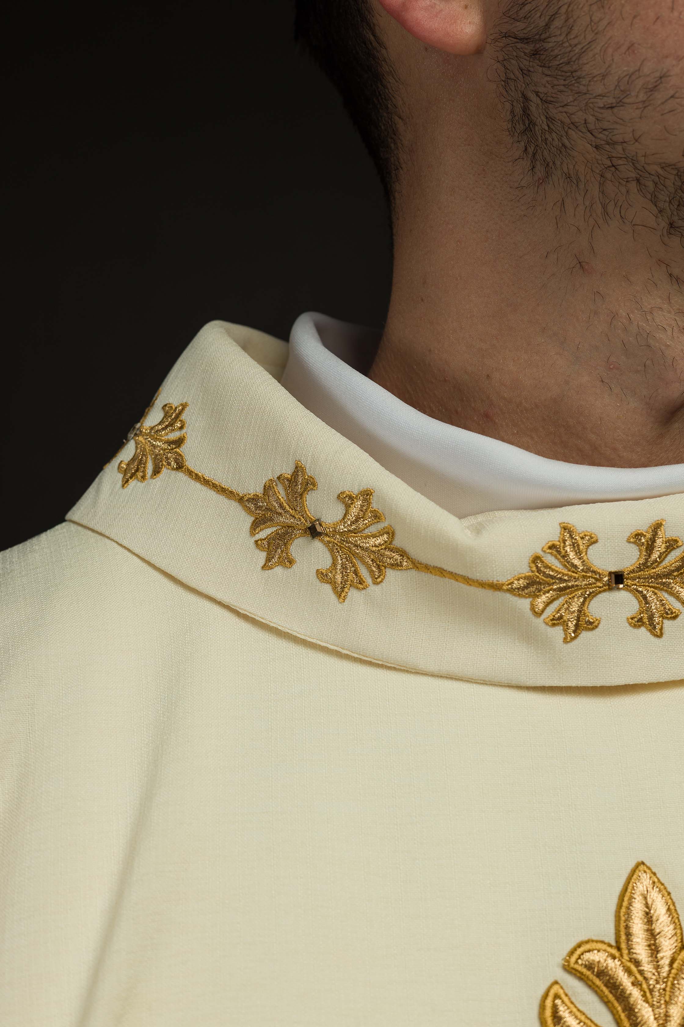 Casula ecru bordada com cordão adornado com pedras