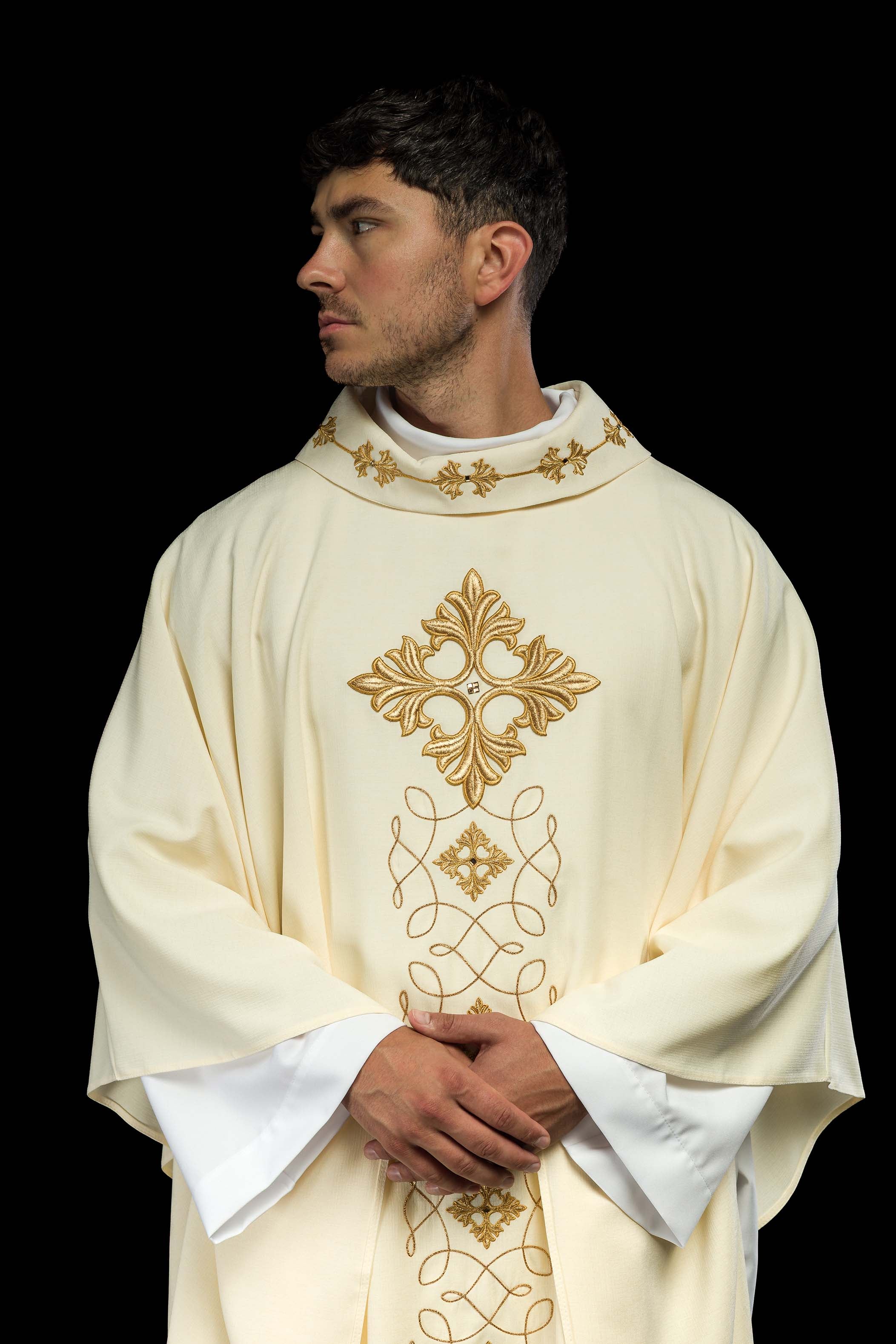 Casula ecru bordada com cordão adornado com pedras