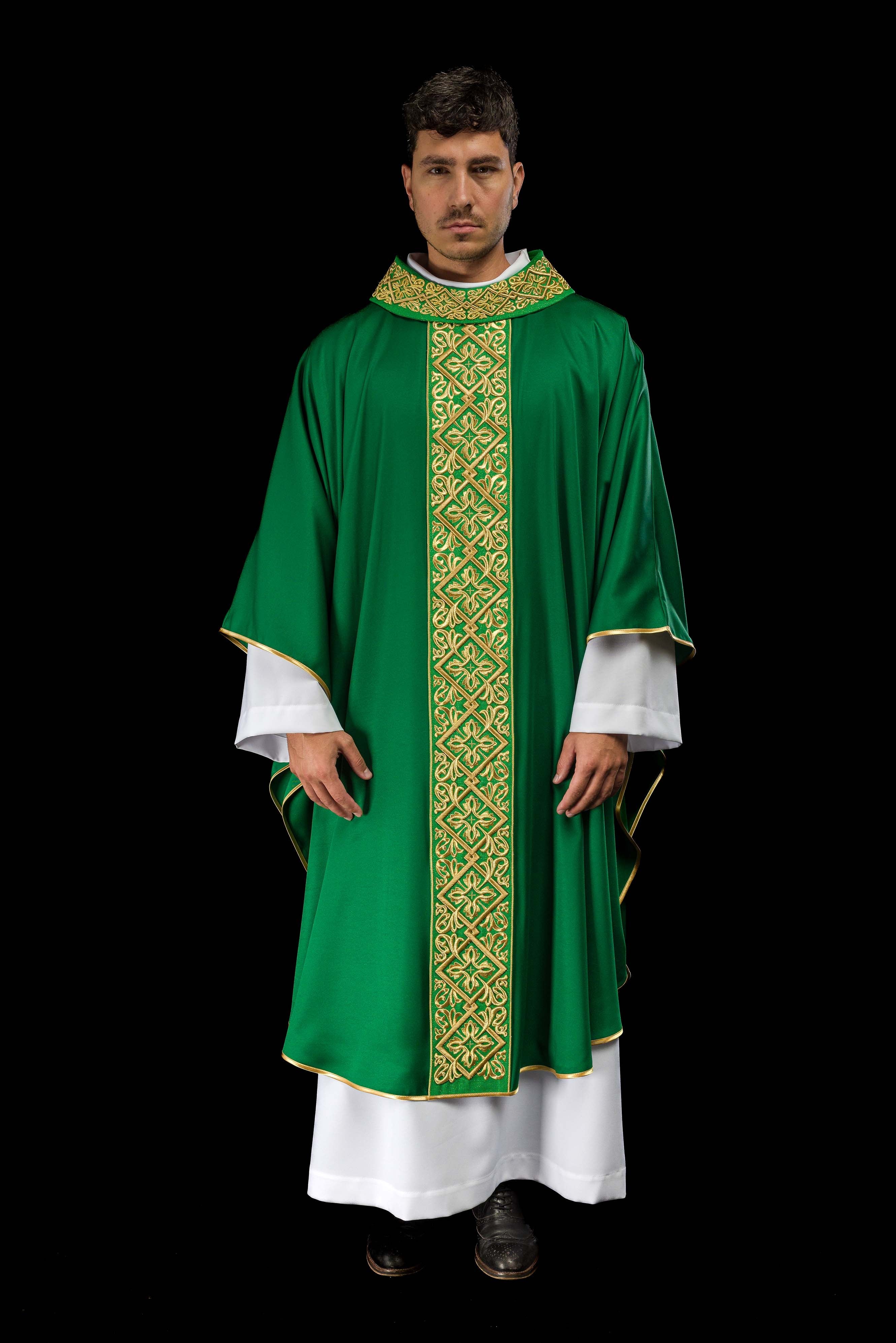 Casula verde com bordado floral e cruzes
