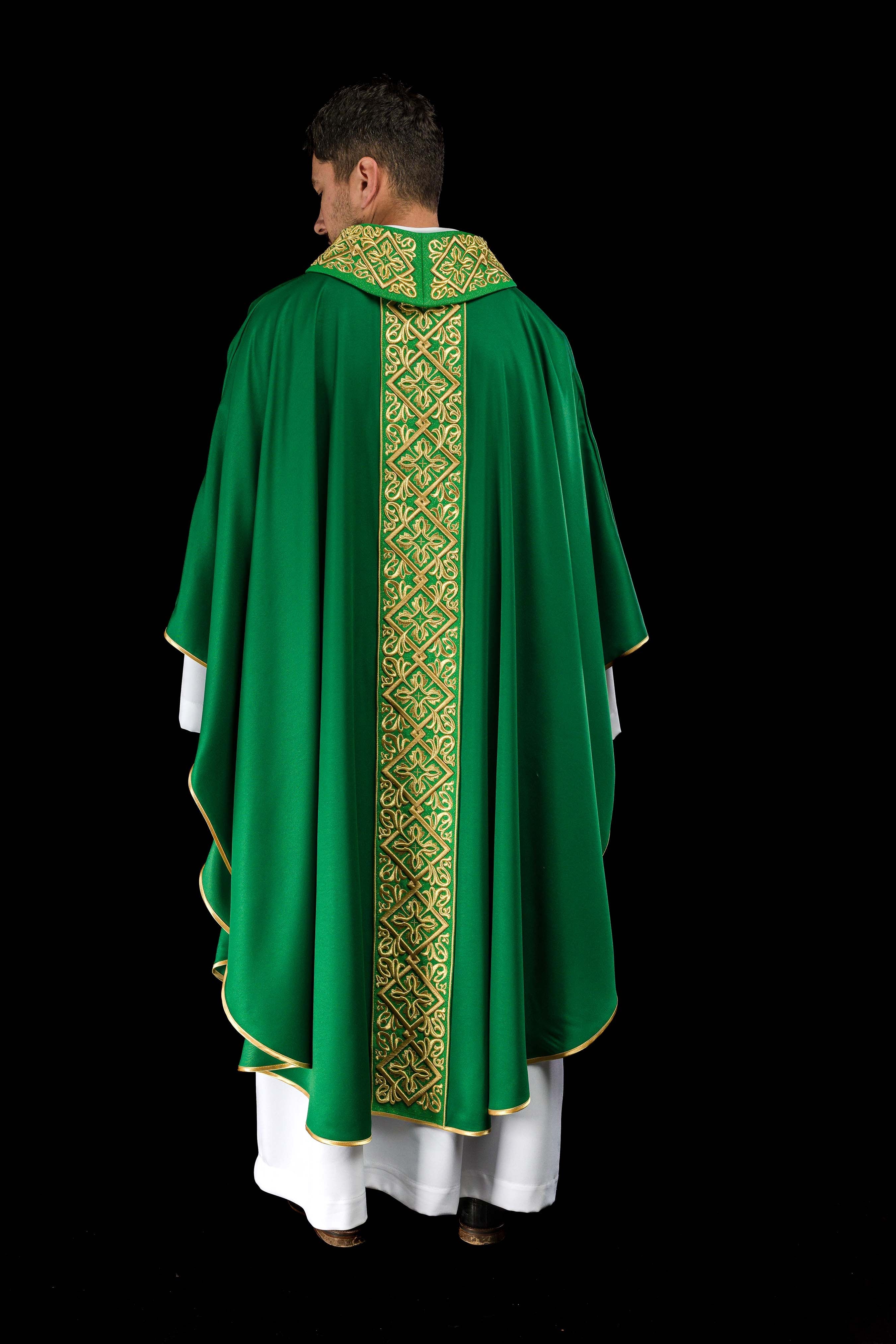 Casula verde com bordado floral e cruzes