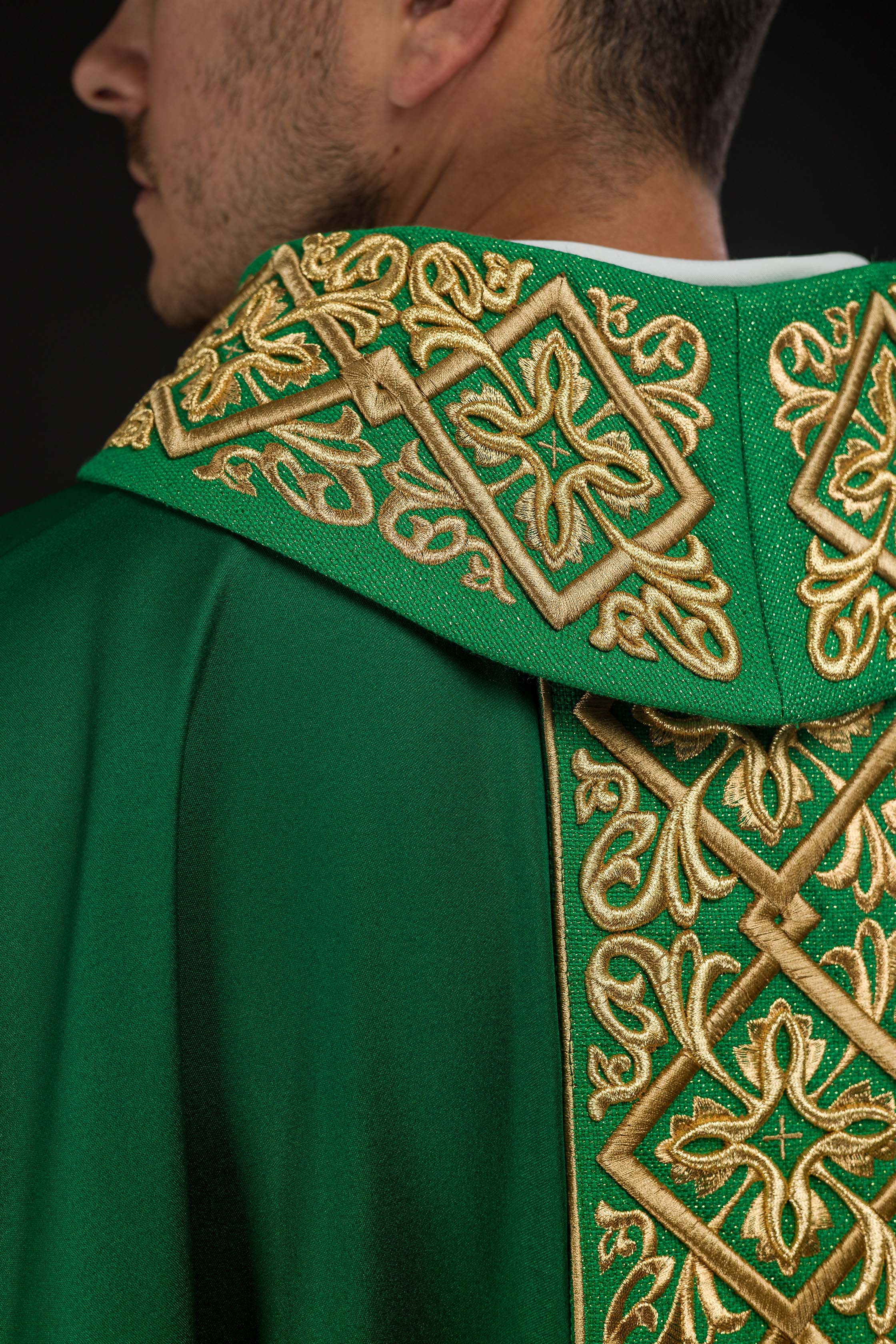 Casula verde com bordado floral e cruzes