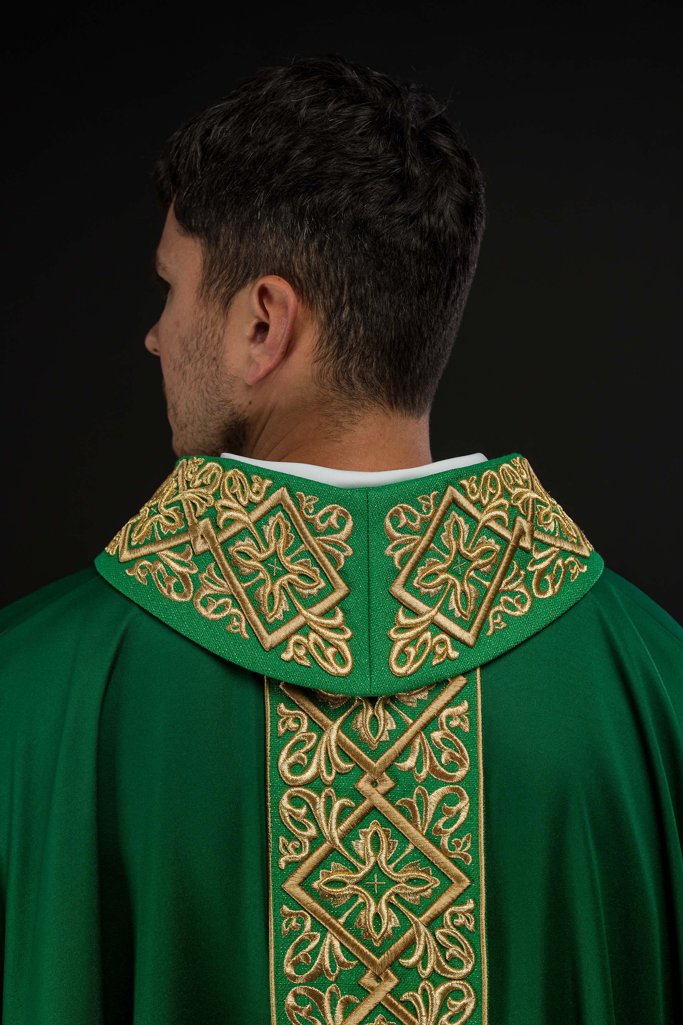 Casula verde com bordado floral e cruzes