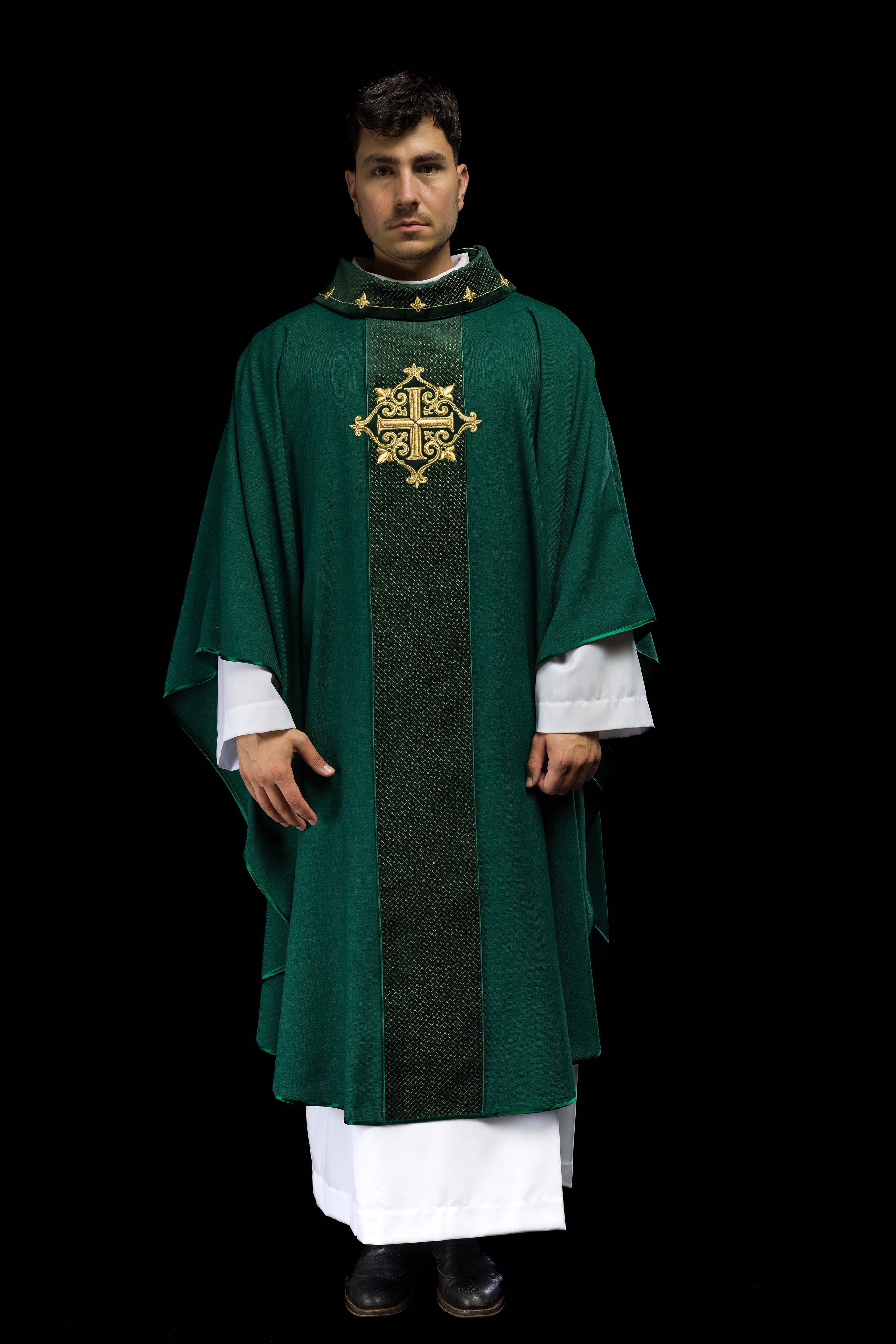 Casula bordada em veludo com símbolo da cruz verde - chasubles.com.br