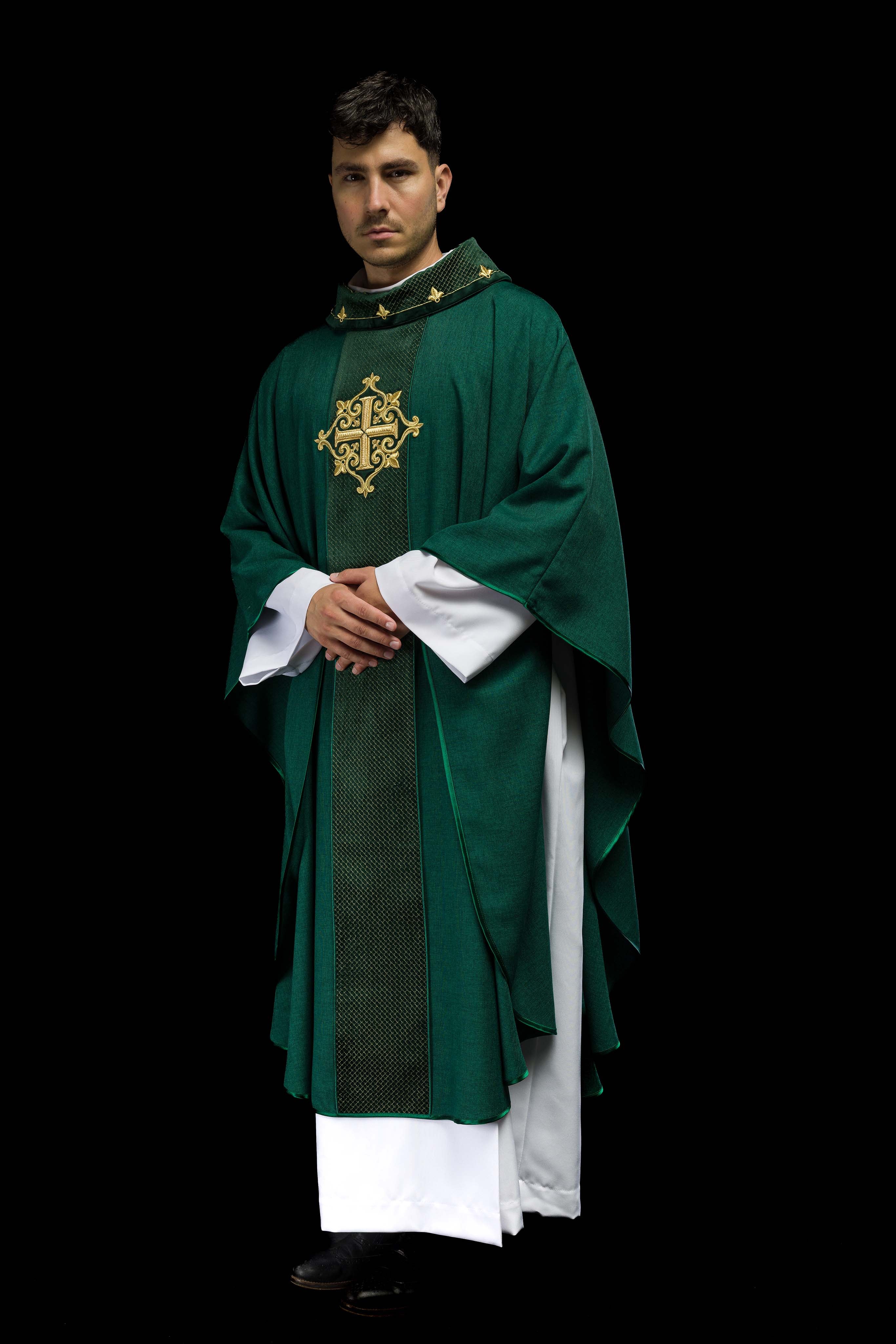 Casula bordada em veludo com símbolo da cruz verde - chasubles.com.br