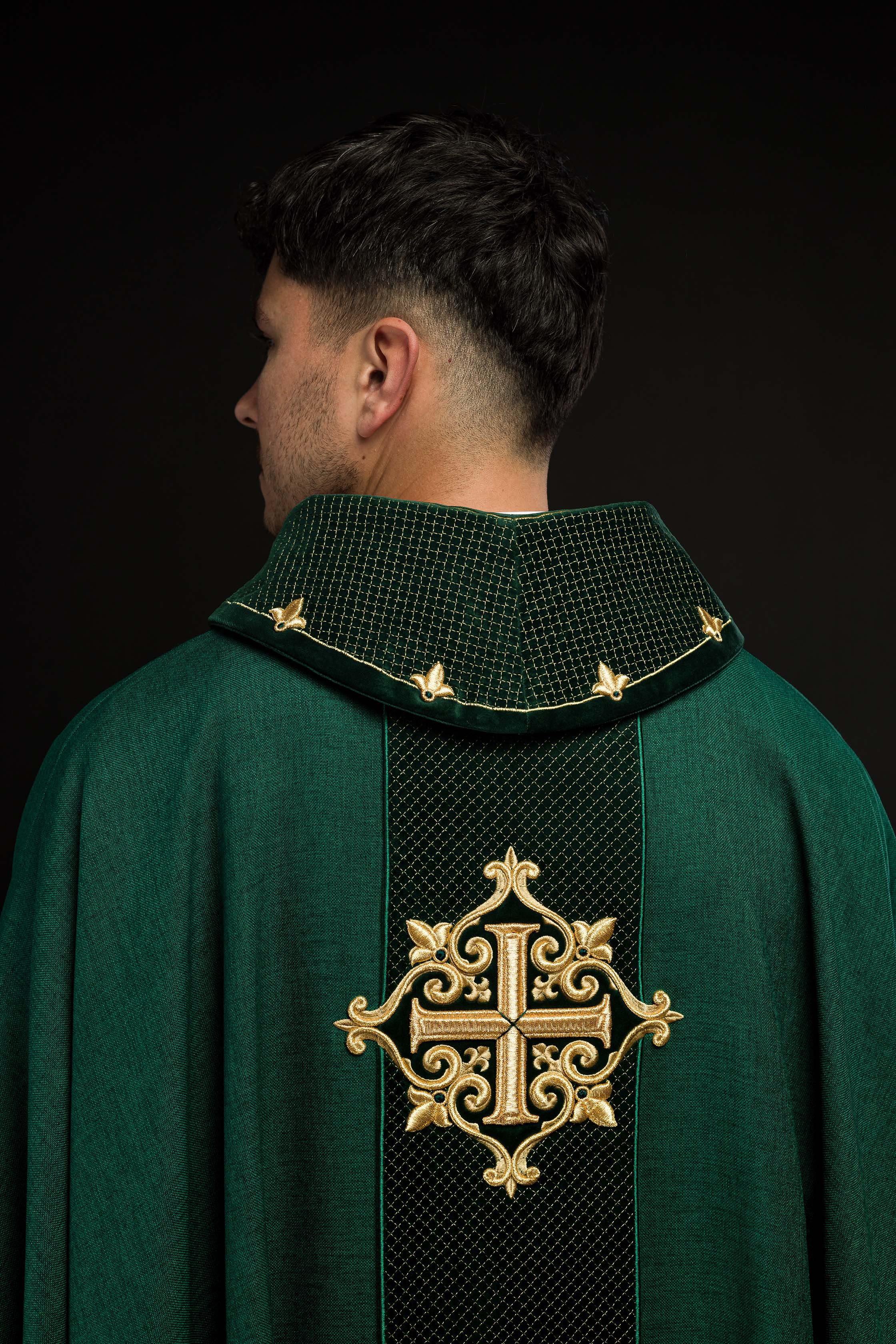 Casula bordada em veludo com símbolo da cruz verde - chasubles.com.br