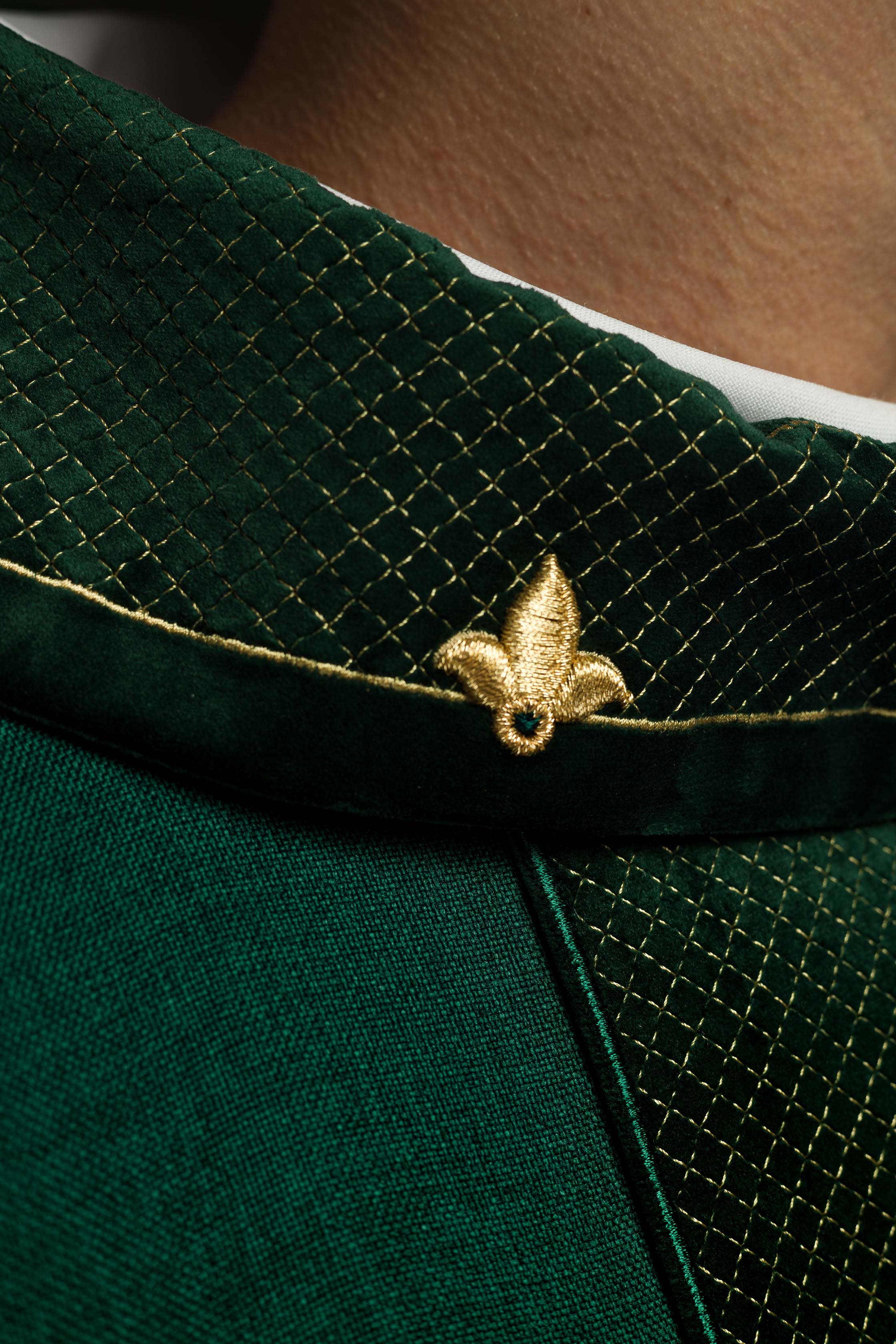 Casula bordada em veludo com símbolo da cruz verde - chasubles.com.br