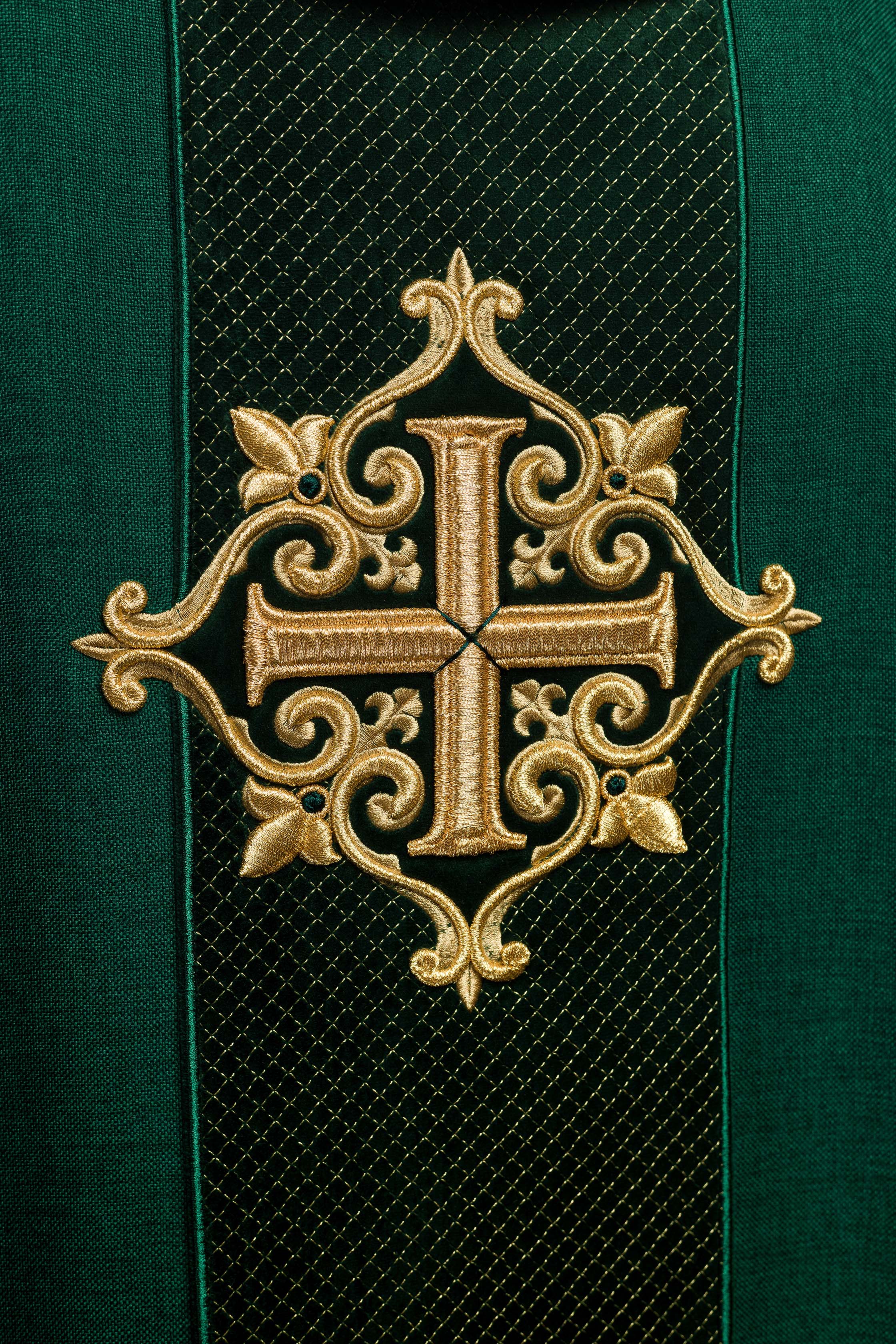 Casula bordada em veludo com símbolo da cruz verde - chasubles.com.br