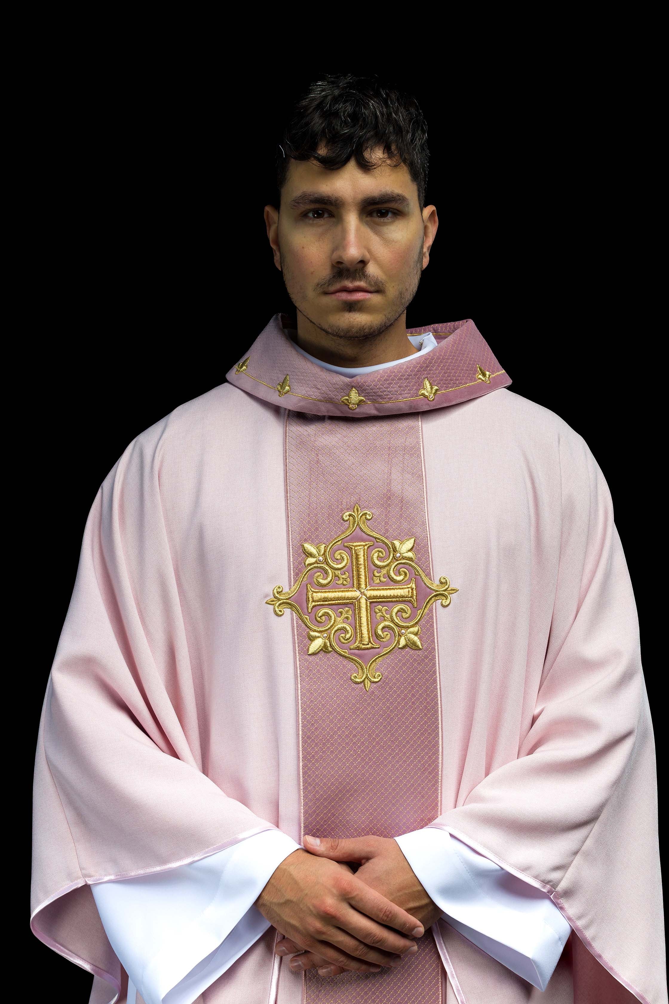 Casula bordada em veludo com símbolo de cruz rosa