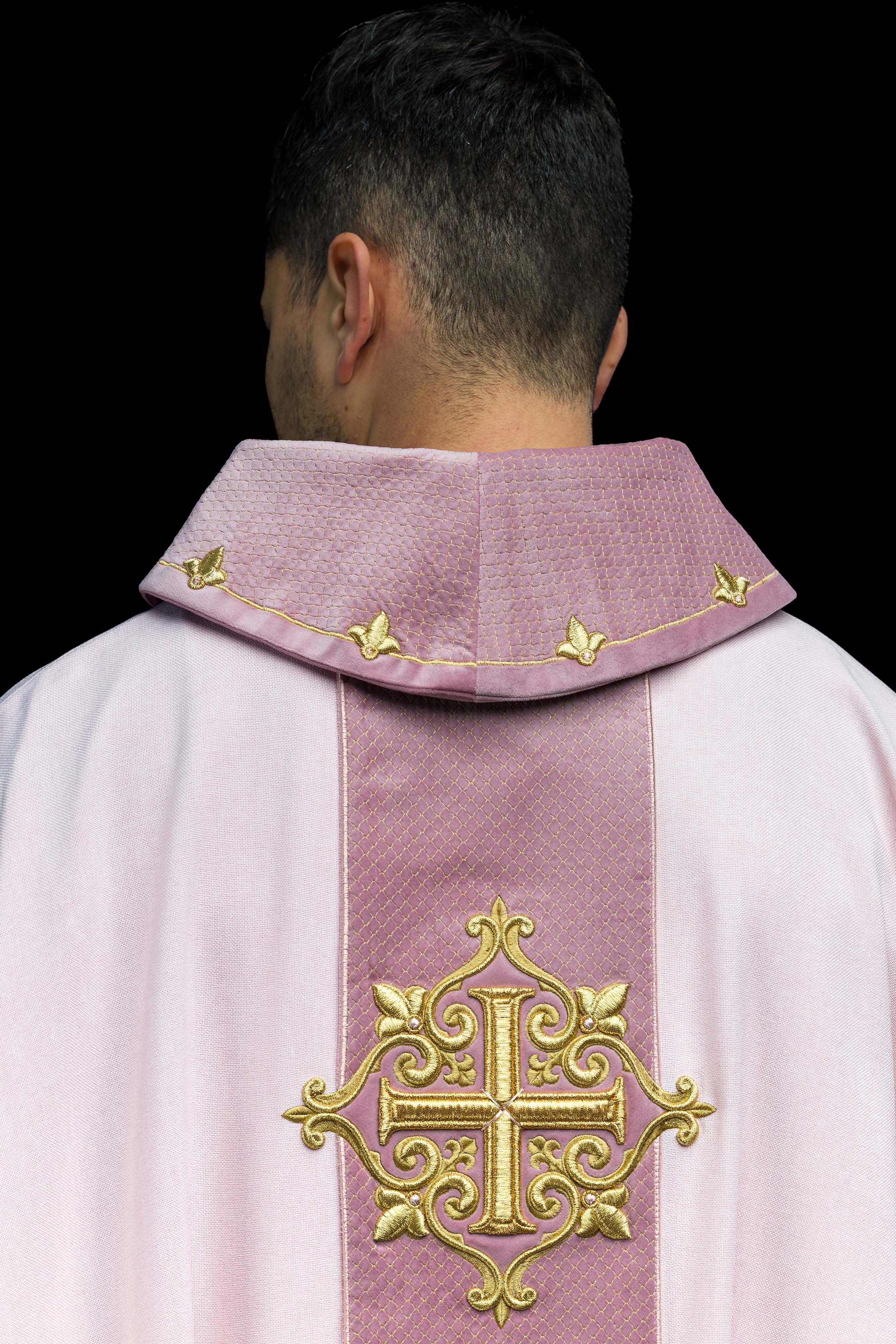 Casula bordada em veludo com símbolo de cruz rosa