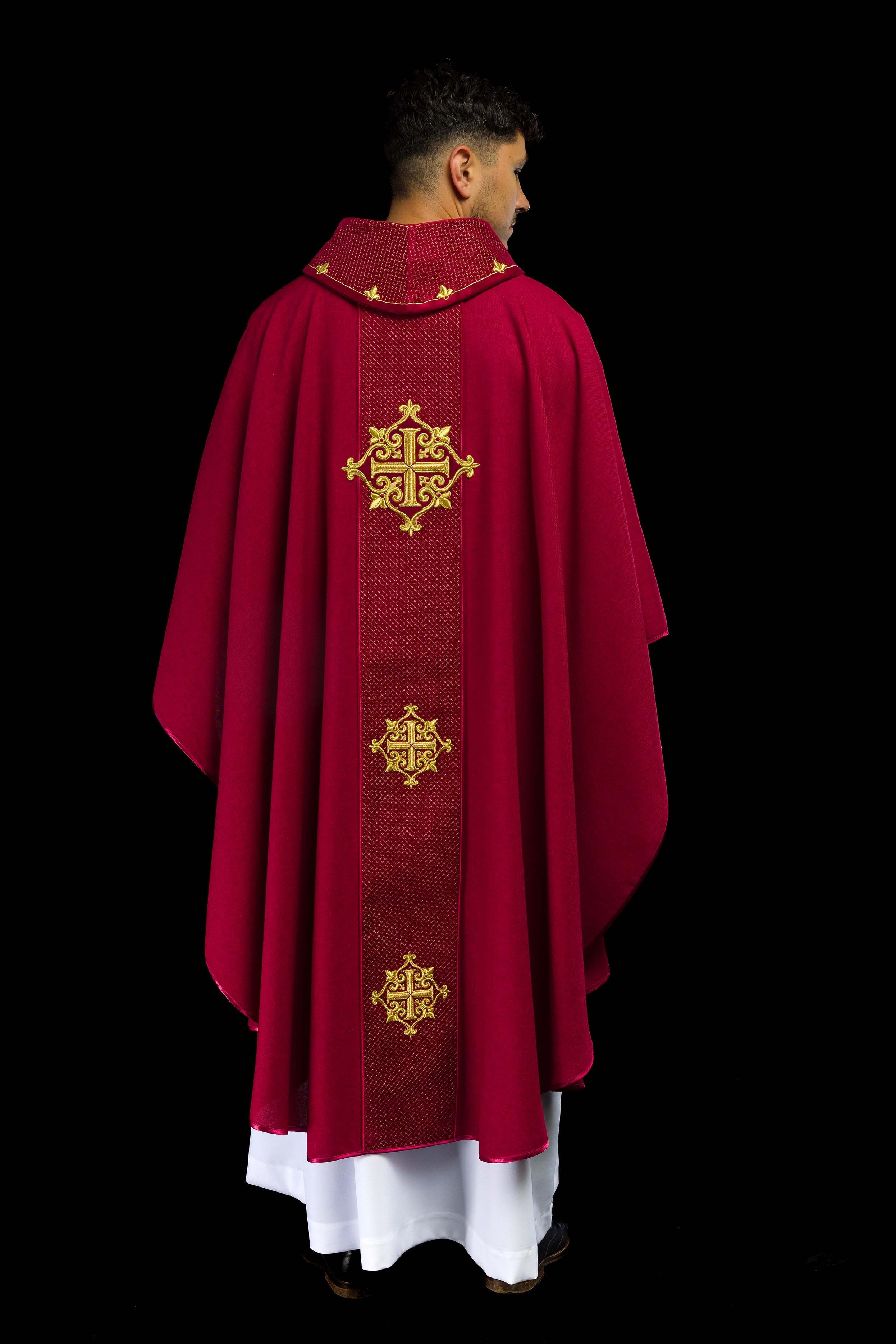 Casula com faixa de veludo vermelho e bordado de cruzes - chasubles.com.br