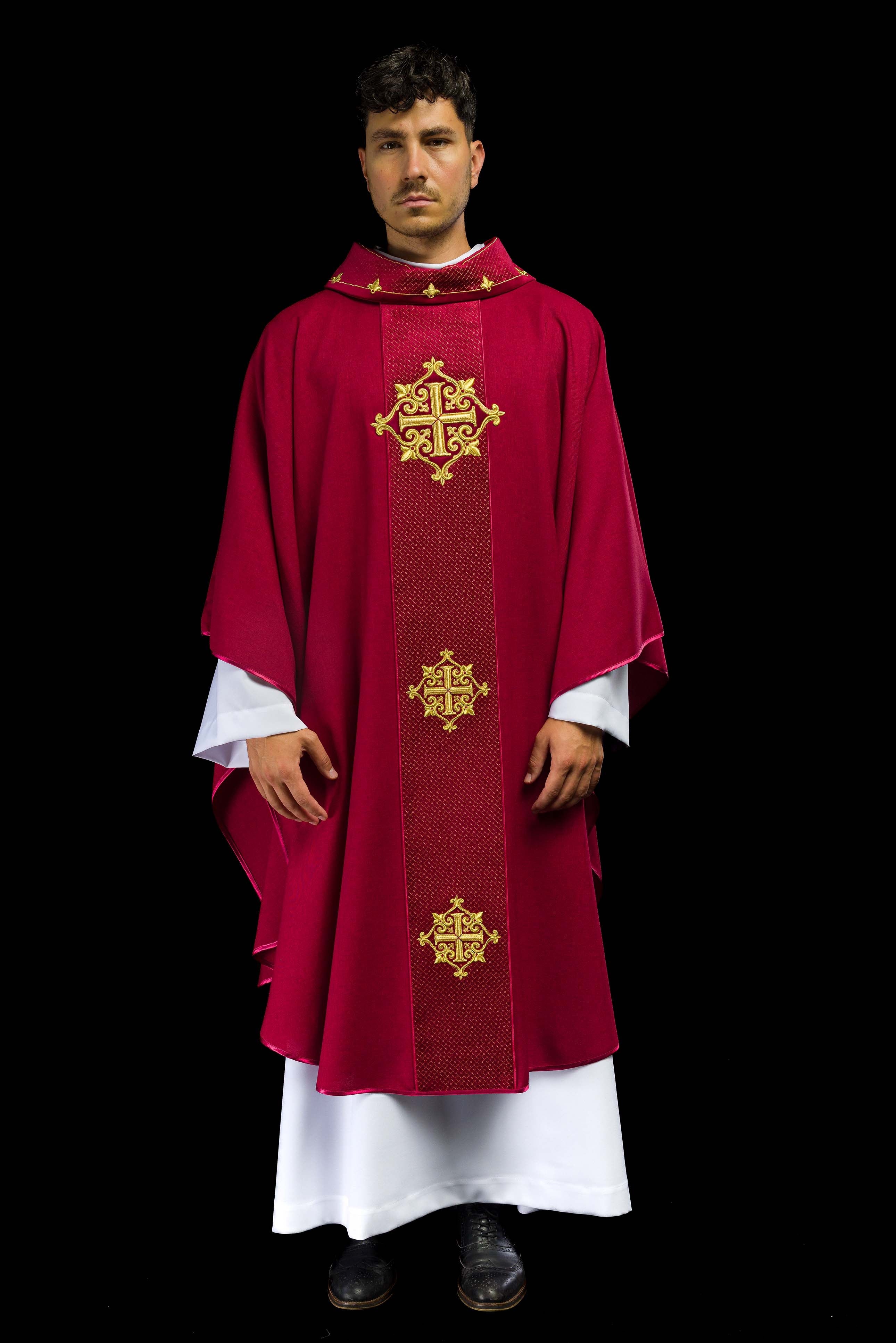 Casula com faixa de veludo vermelho e bordado de cruzes - chasubles.com.br