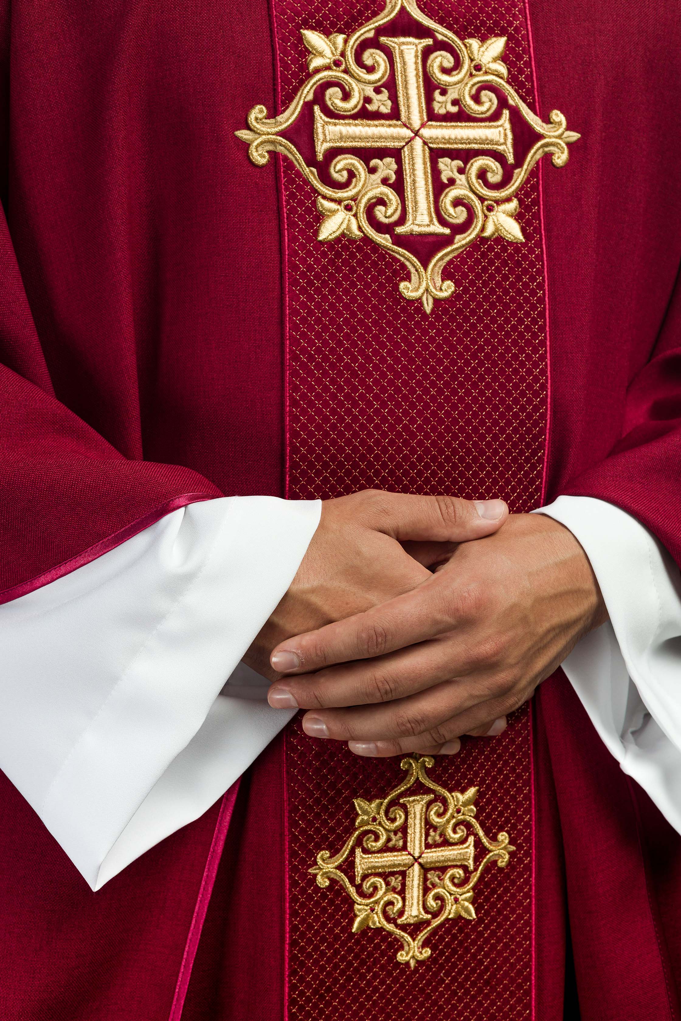 Casula com faixa de veludo vermelho e bordado de cruzes - chasubles.com.br