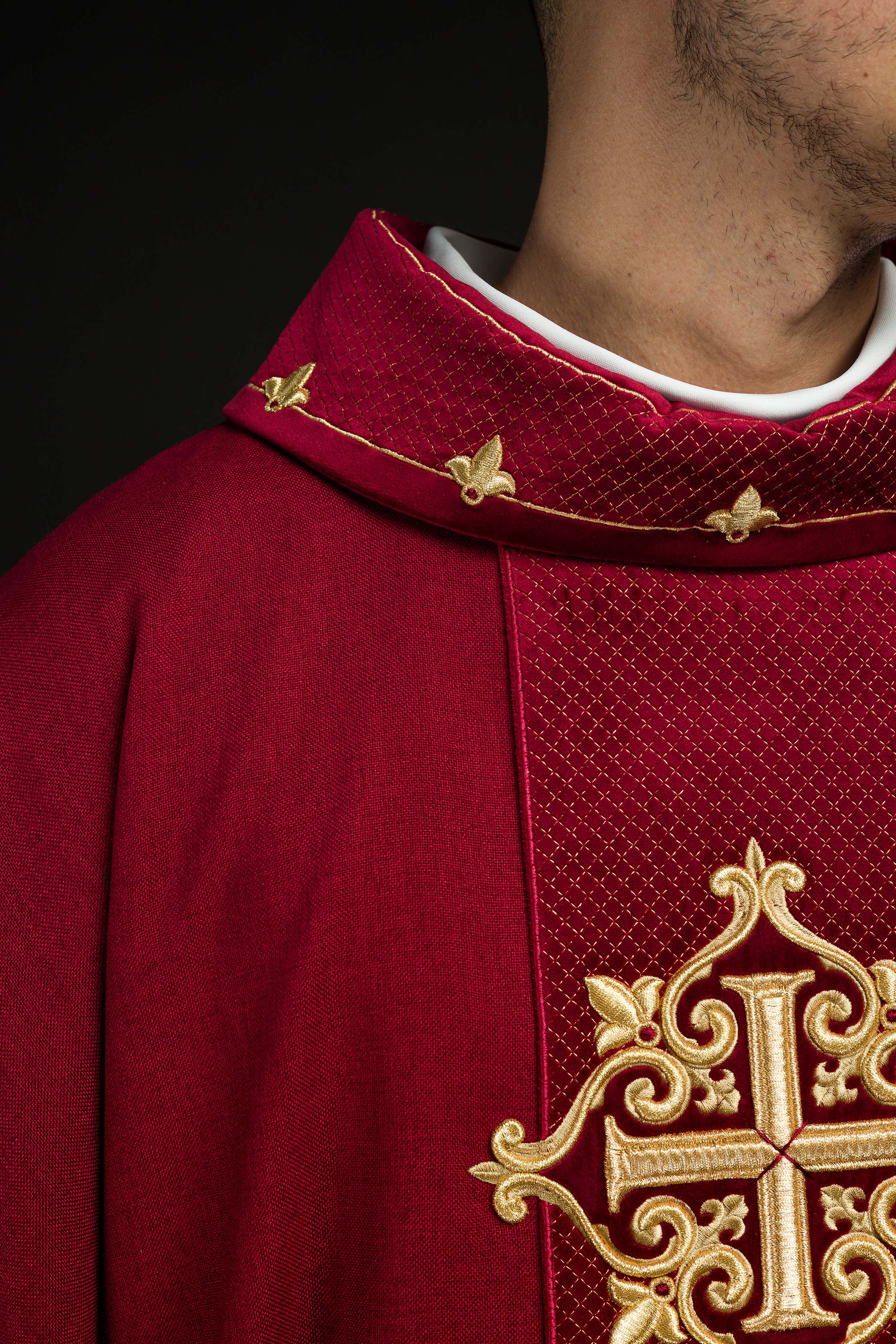 Casula com faixa de veludo vermelho e bordado de cruzes - chasubles.com.br
