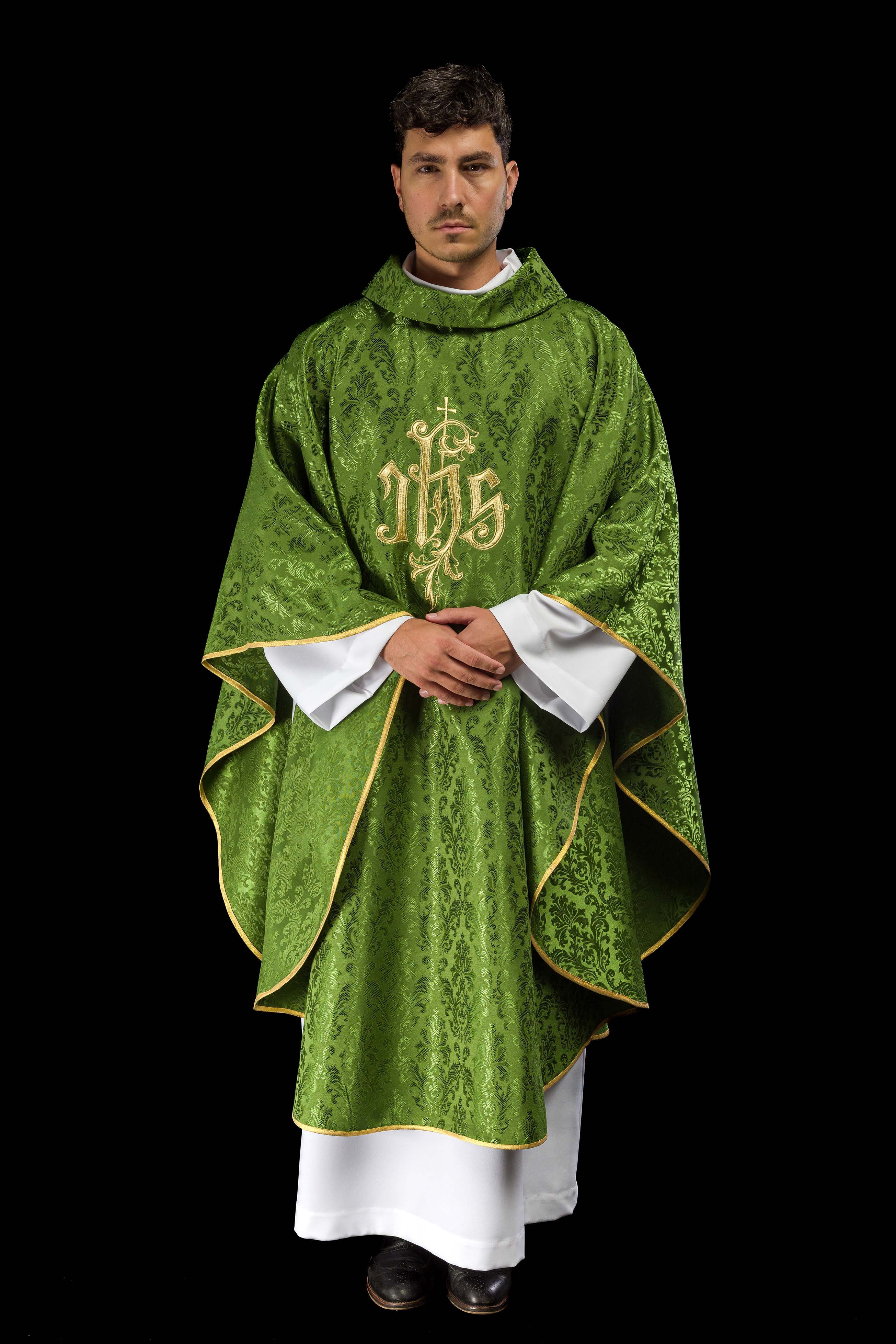 Casula verde com bordado IHS em tecido ornamental - chasubles.com.br